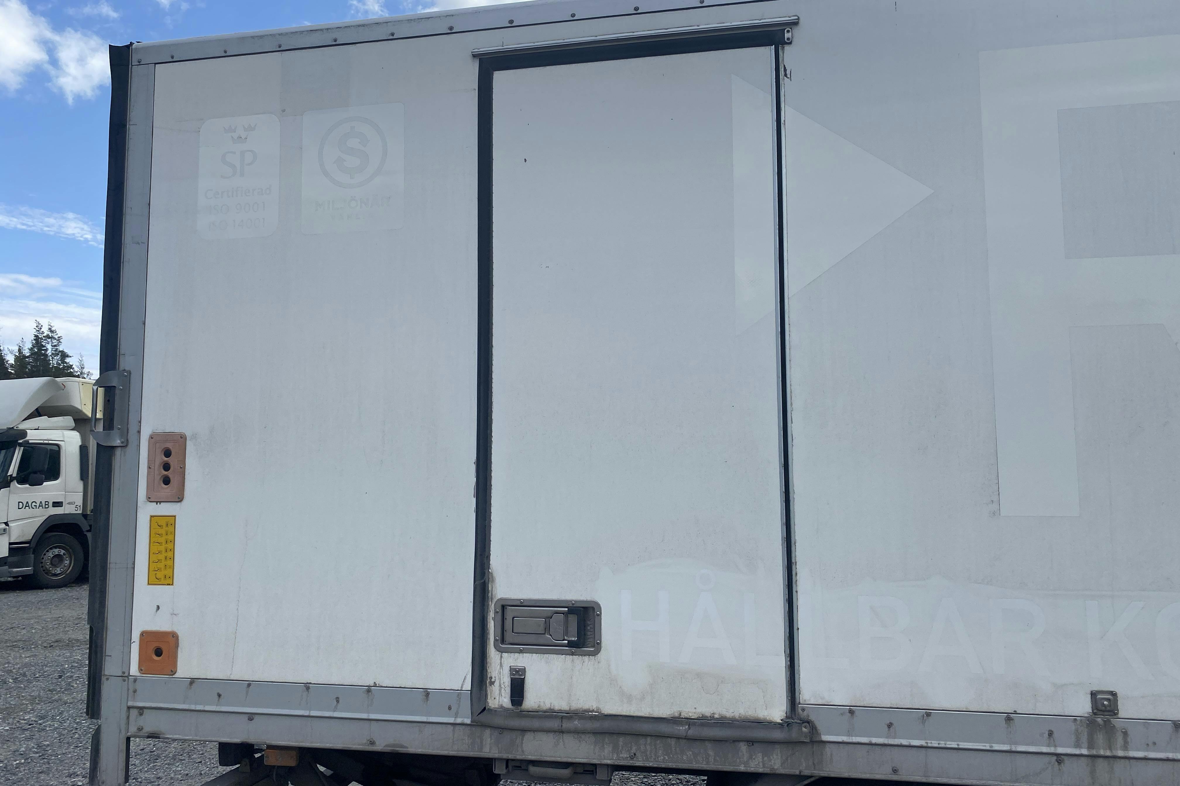 VOLVO FL240 - 267 444 km - Automat - vit - 2011