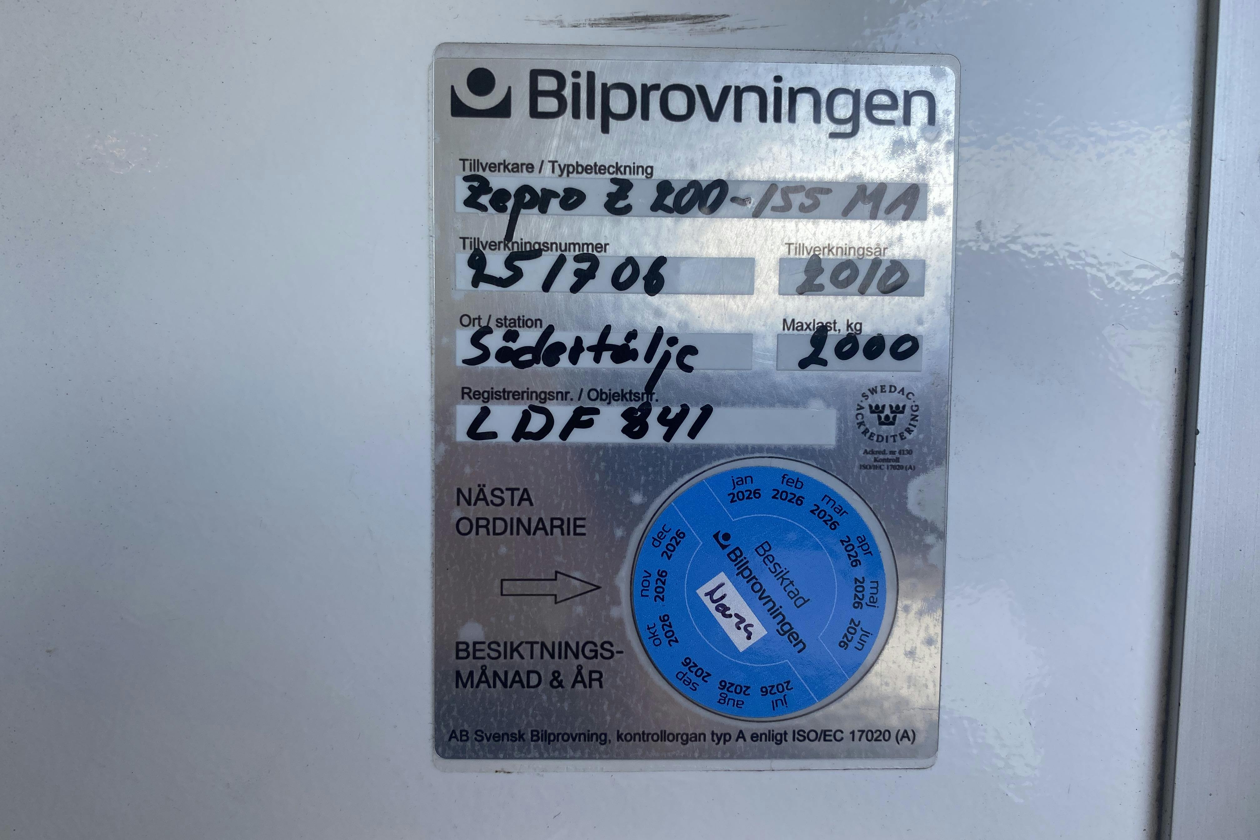 VOLVO FL240 - 267 444 km - Automat - vit - 2011