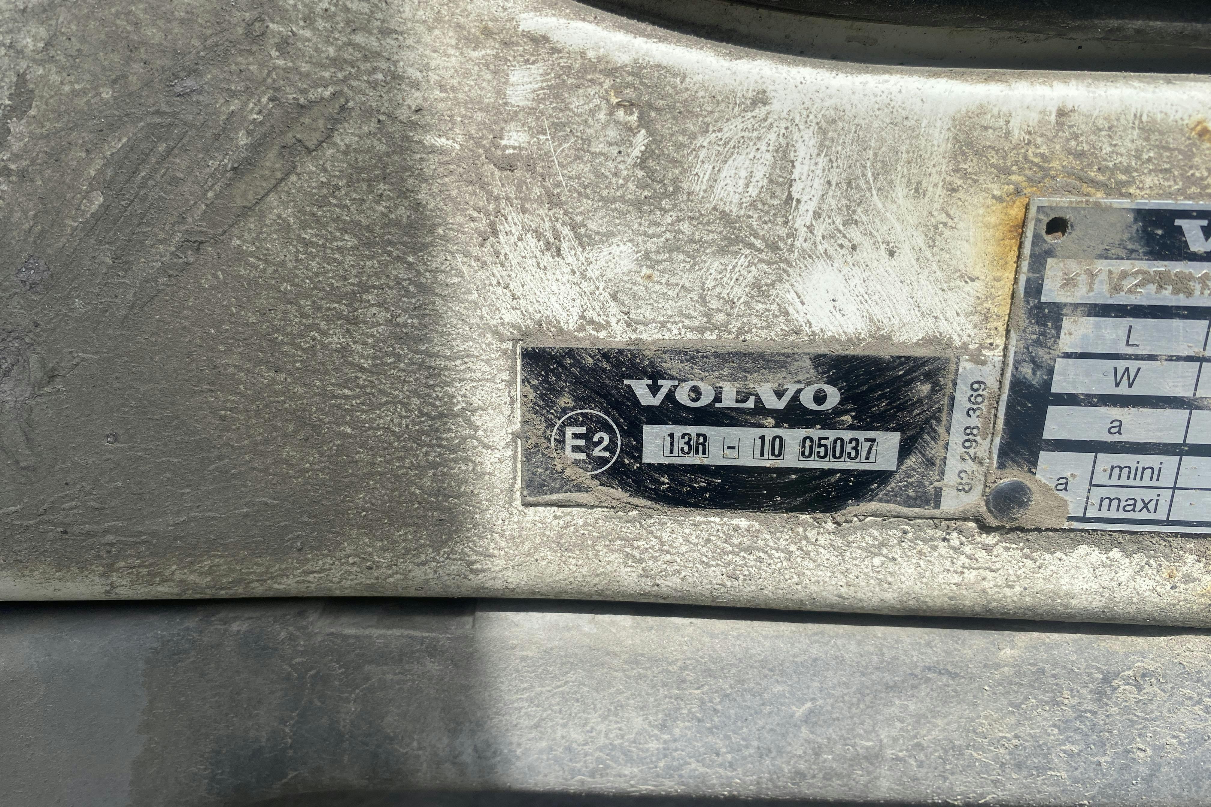 VOLVO FL240 - 267 444 km - Automat - vit - 2011