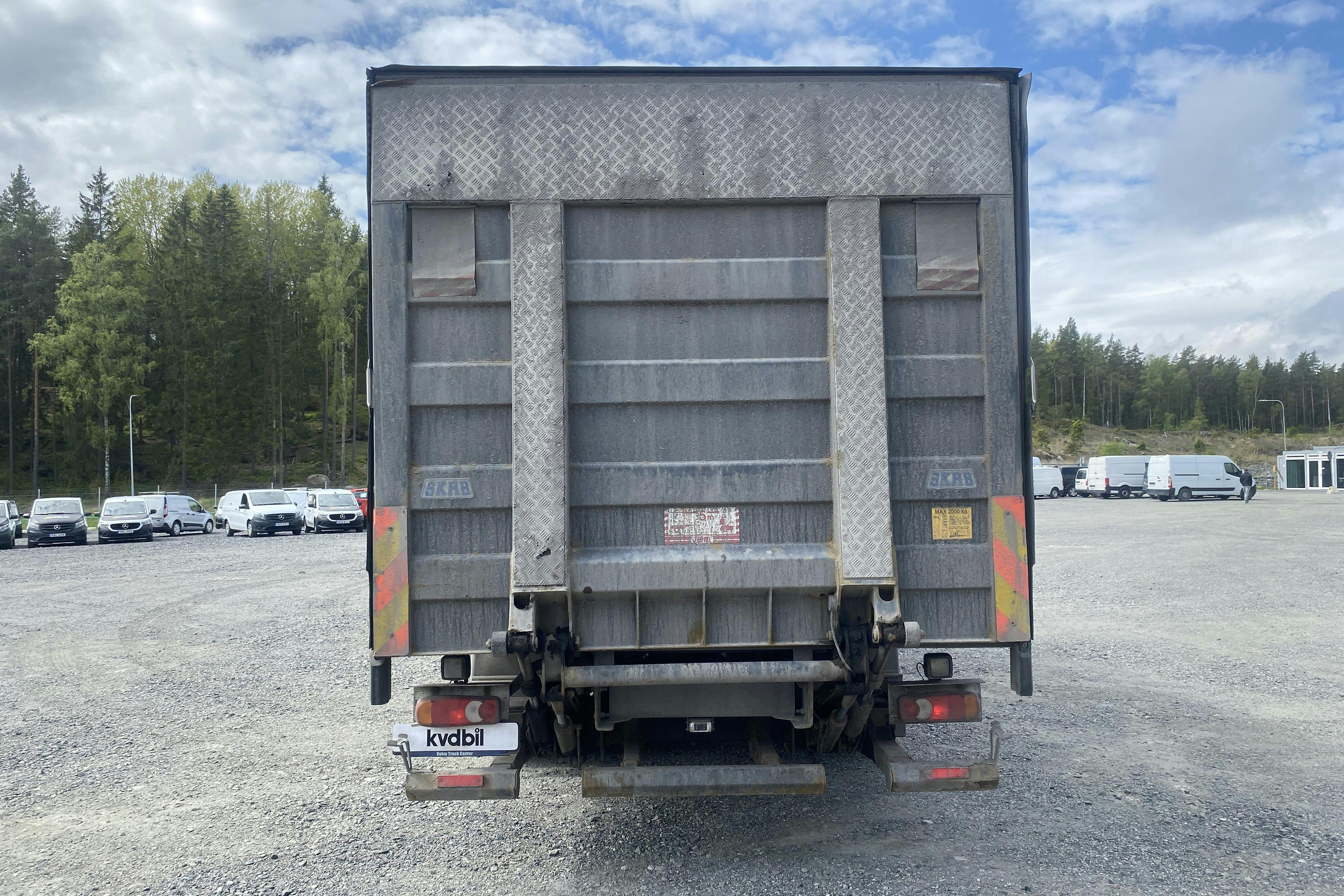 VOLVO FL240 - 267 444 km - Automat - vit - 2011