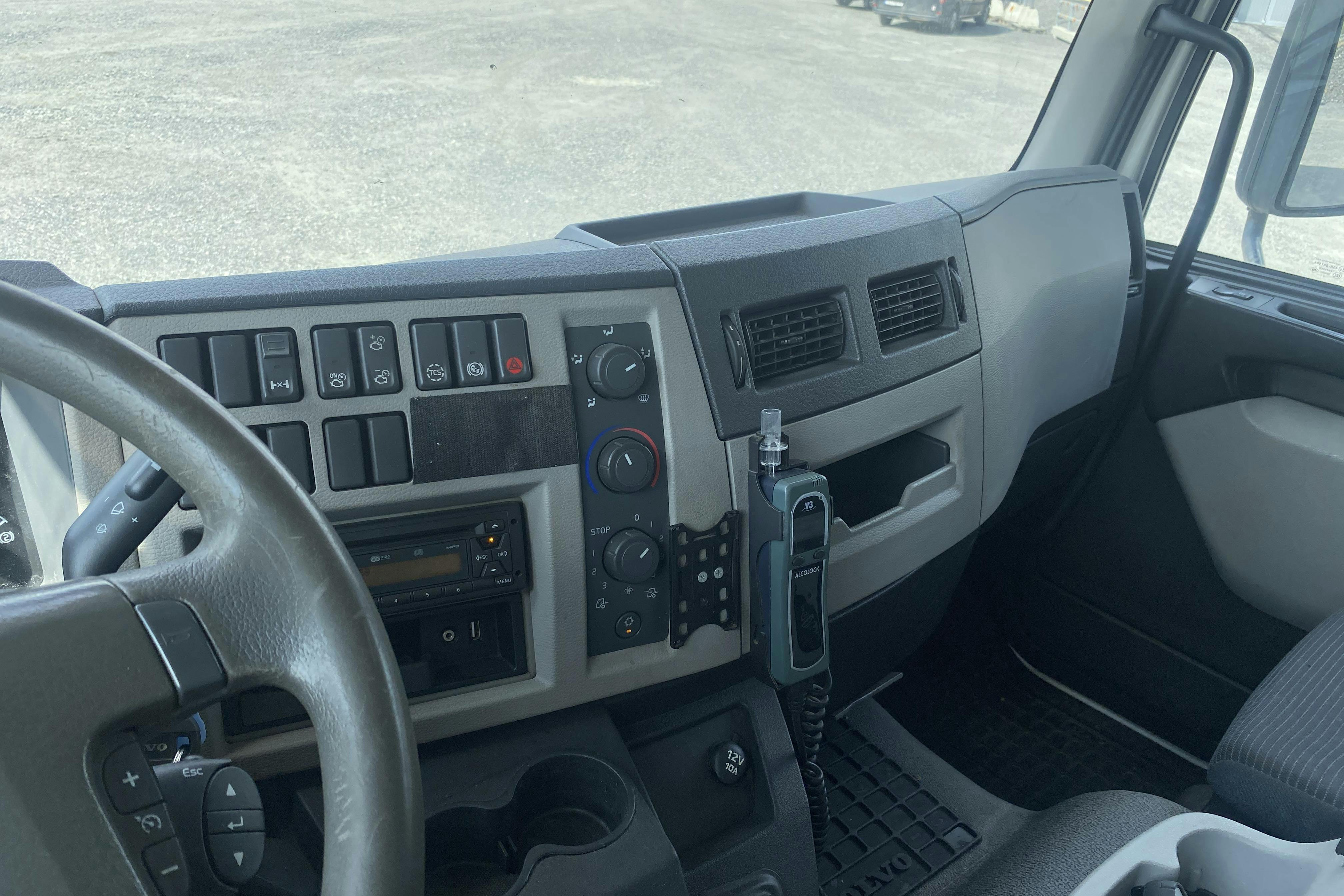 VOLVO FL240 - 267 444 km - Automat - vit - 2011