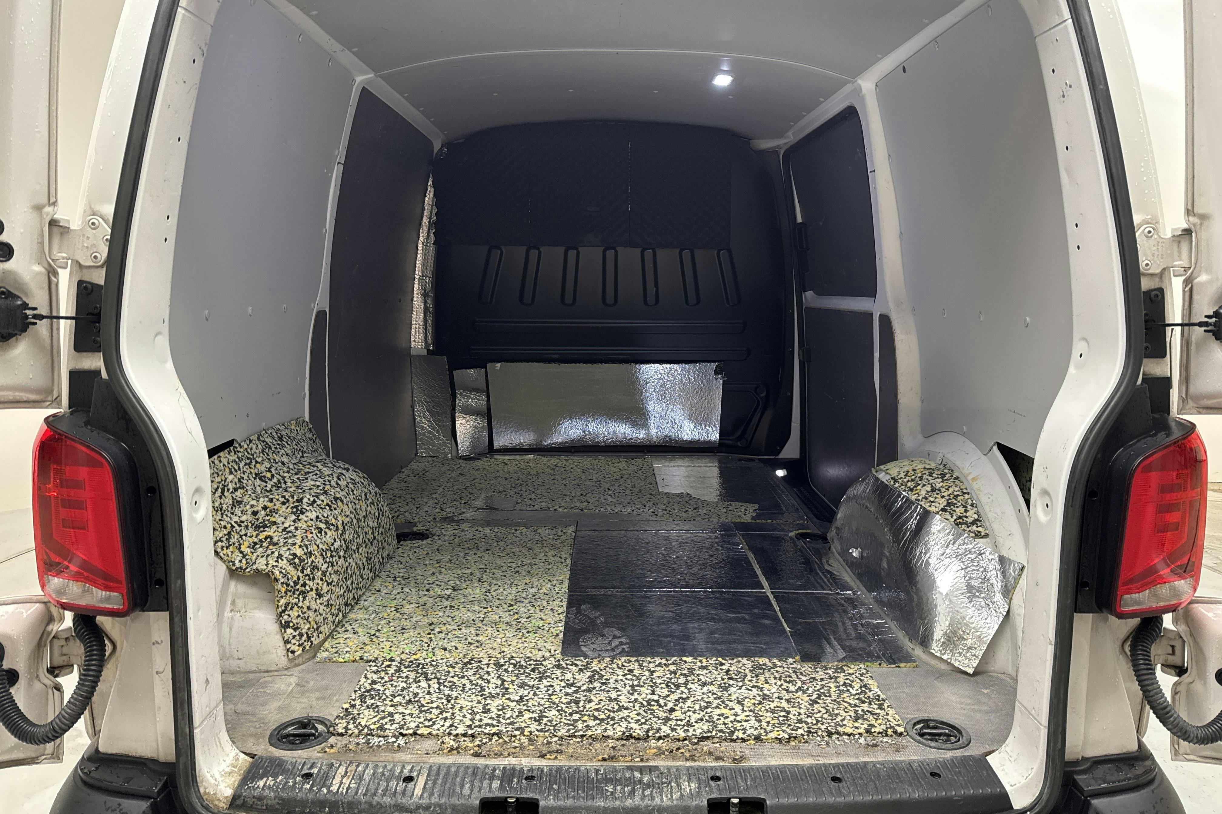 VW Transporter T6 2.0 TDI BMT Skåp (150hk) - 10 931 mil - Automat - vit - 2020