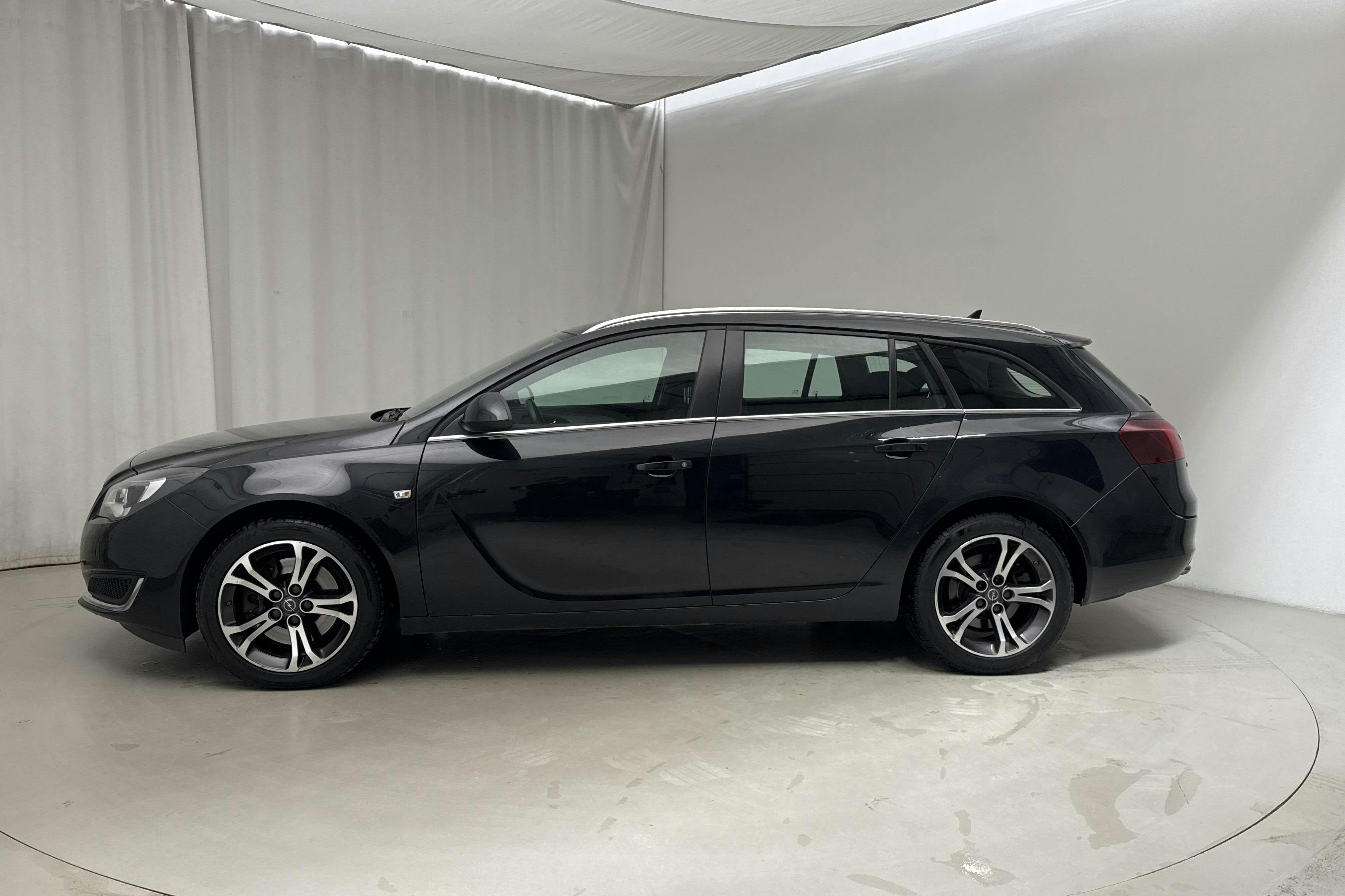 Presentation photo 2 of 13: Opel Insignia 2.0 ECOTEC 4x4 Sports Tourer (250hk) - 116 160 km - Automatic - black - 2014