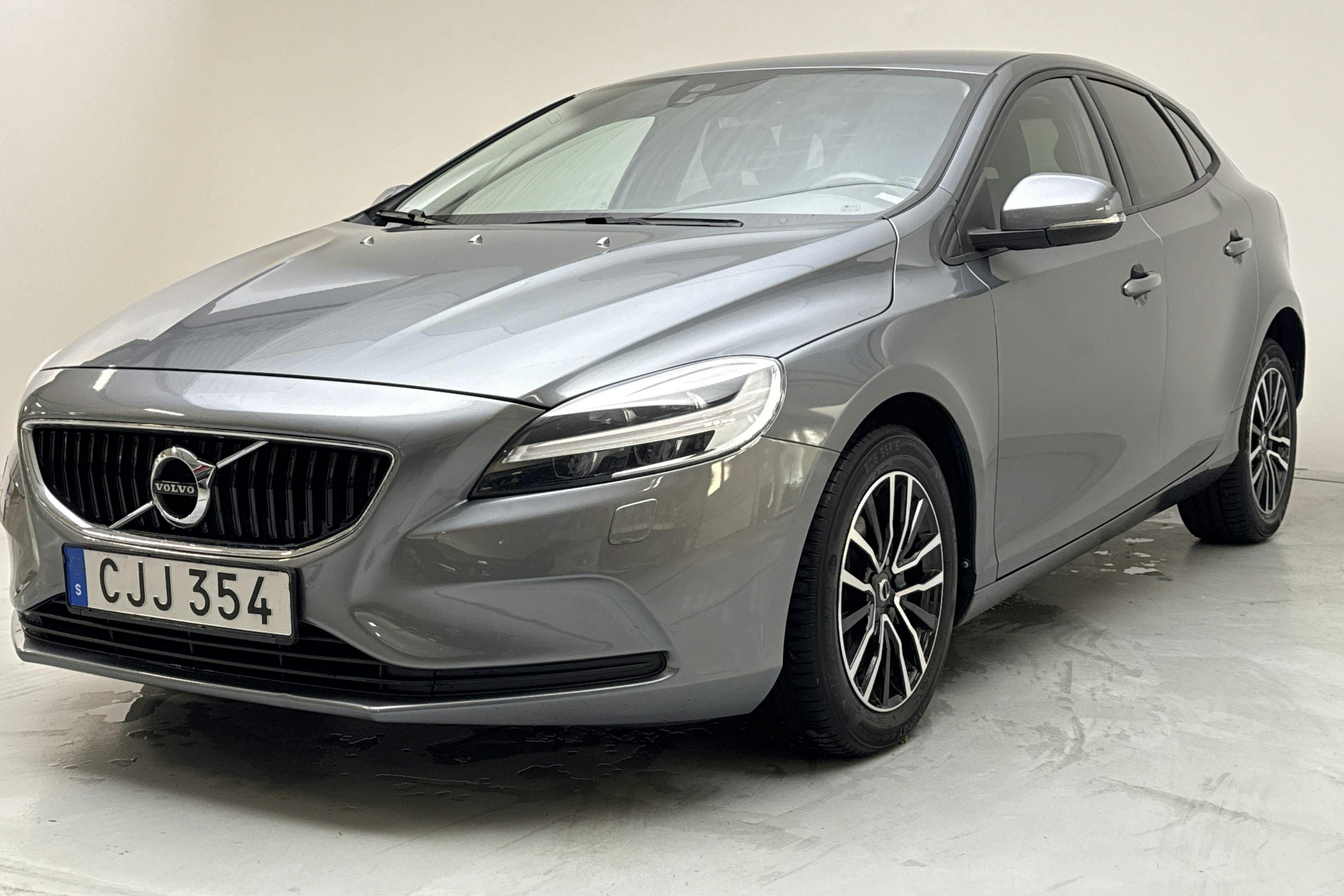 Volvo V40 D2 (120hk) - 5 911 mil - Automat - grå - 2018