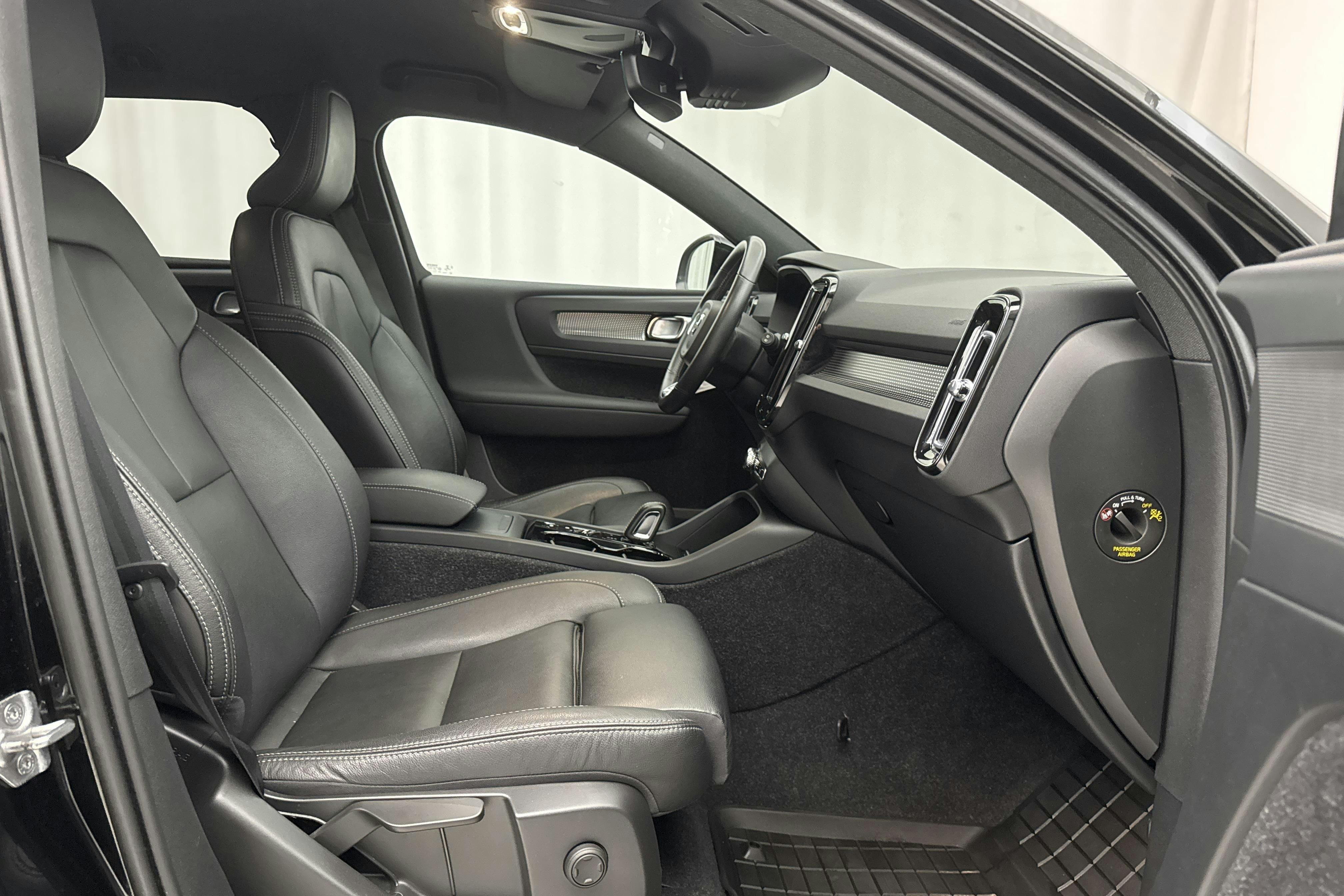 Volvo XC40 T2 2WD (129hk) - 8 394 mil - Automat - svart - 2021