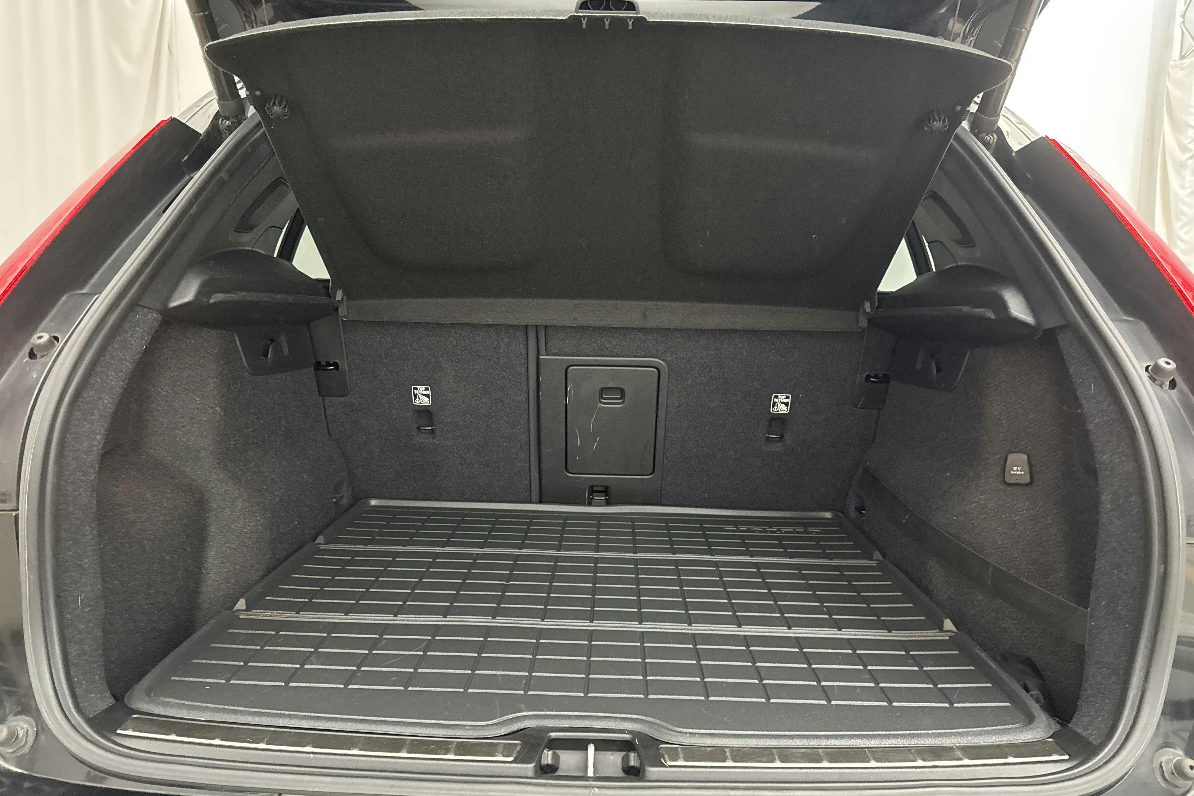 Volvo XC40 T2 2WD (129hk) - 8 394 mil - Automat - svart - 2021