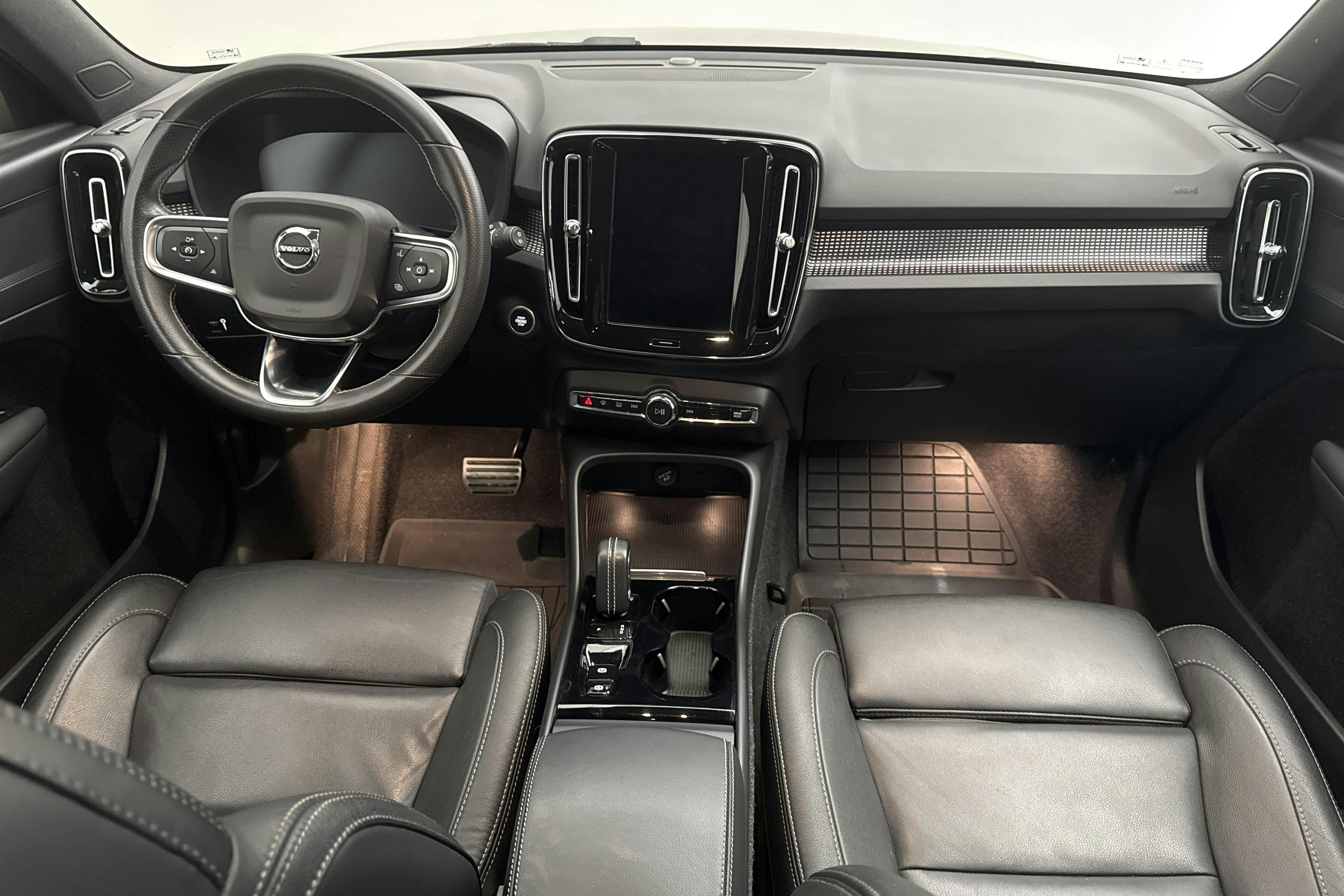 Volvo XC40 T2 2WD (129hk) - 8 394 mil - Automat - svart - 2021
