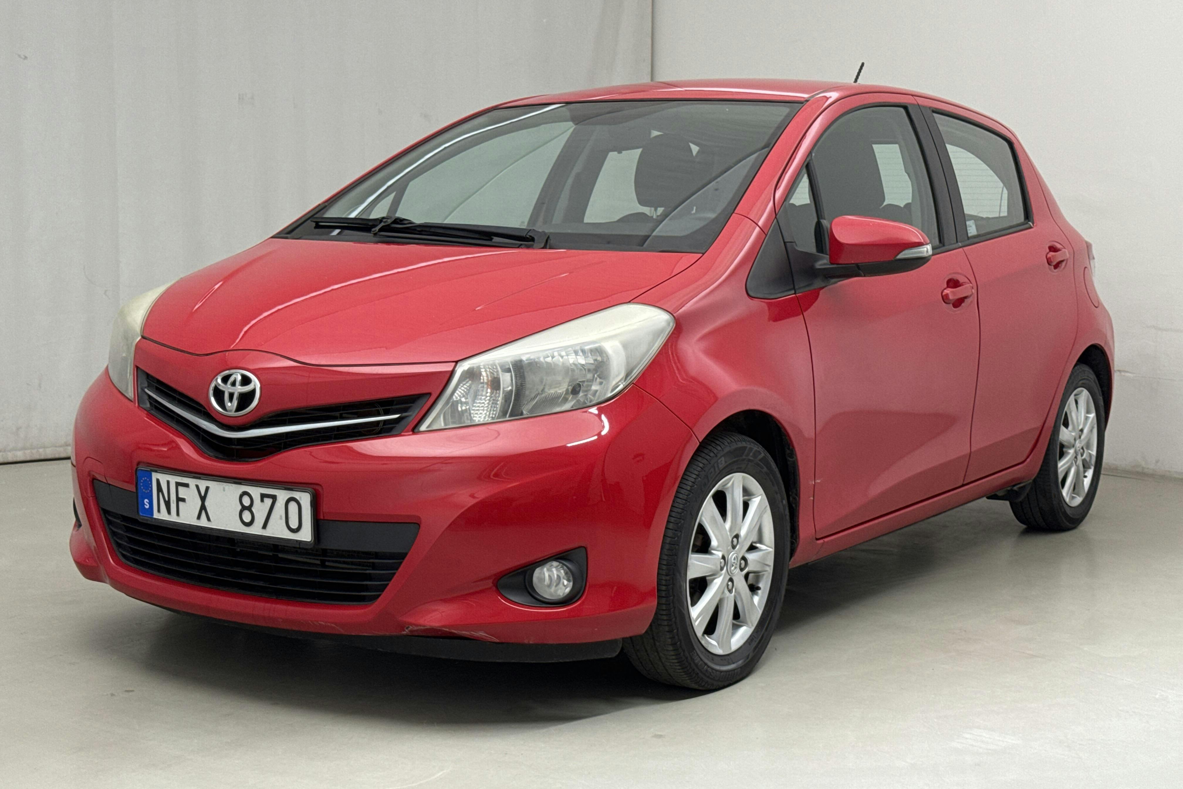 Toyota Yaris 1.33 5dr (100hk) - 13 049 mil - Manuell - röd - 2013