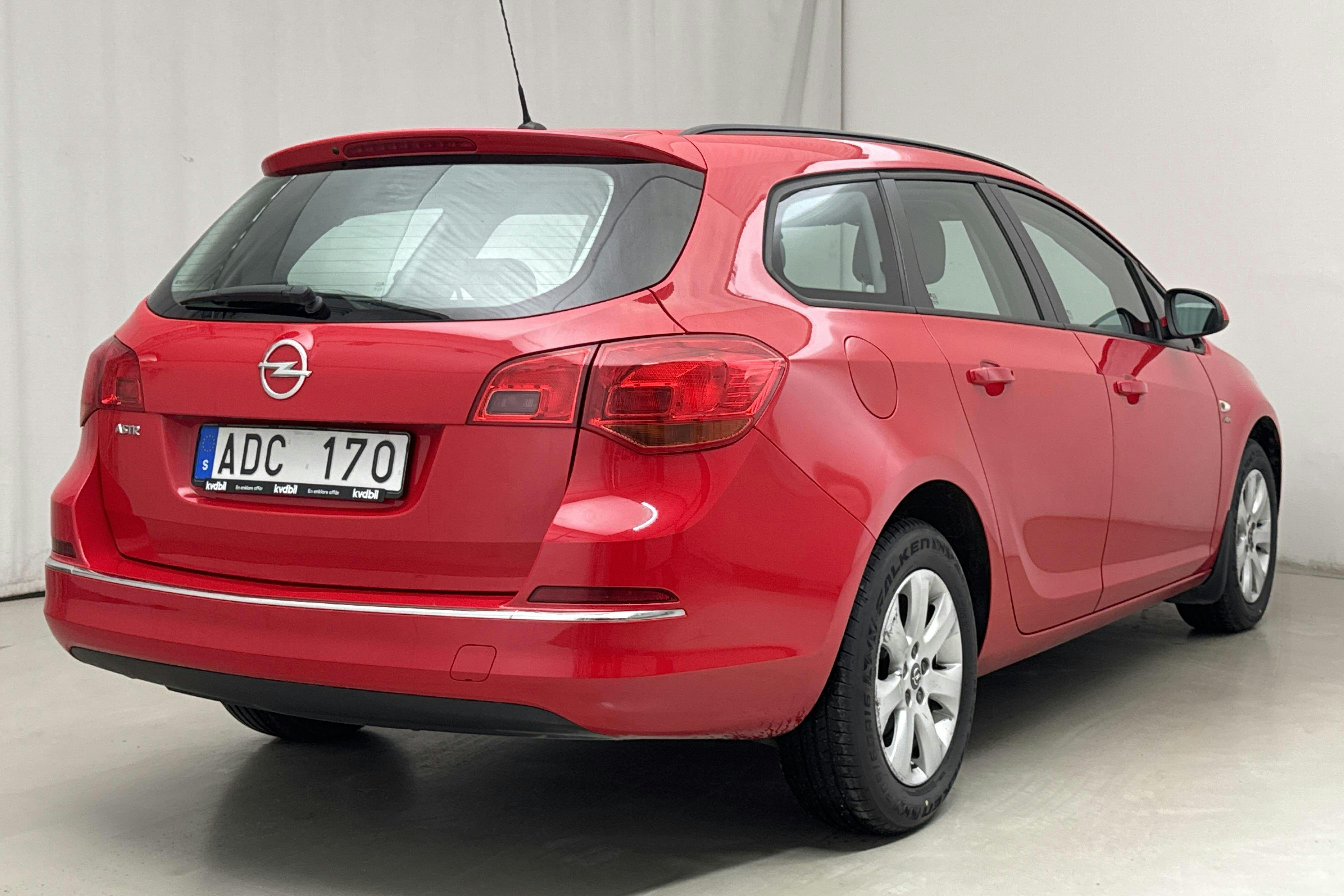 Opel Astra 1.6 ECOTEC Sports Tourer (115hk) - 7 194 mil - Manuell - röd - 2014