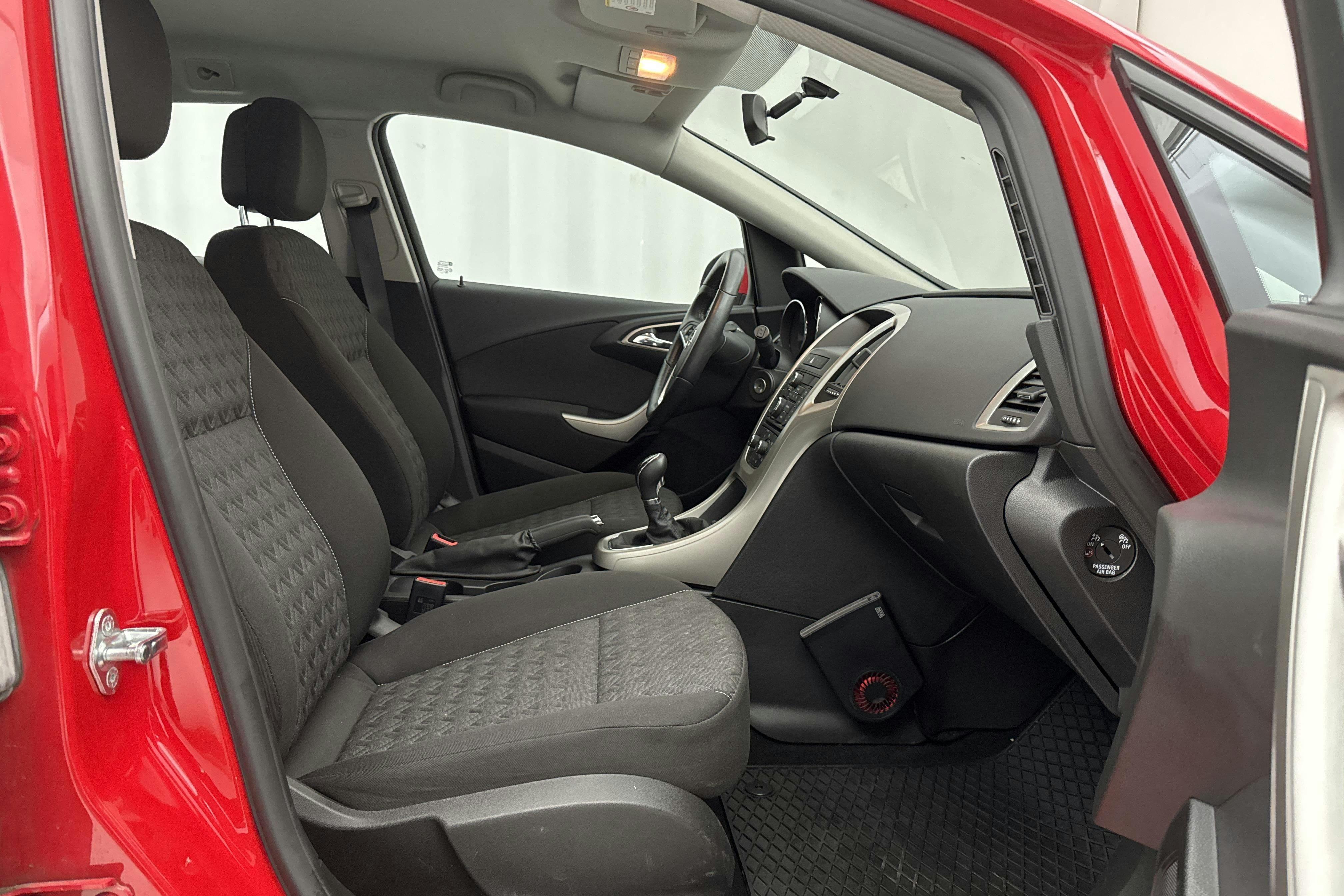 Opel Astra 1.6 ECOTEC Sports Tourer (115hk) - 7 194 mil - Manuell - röd - 2014