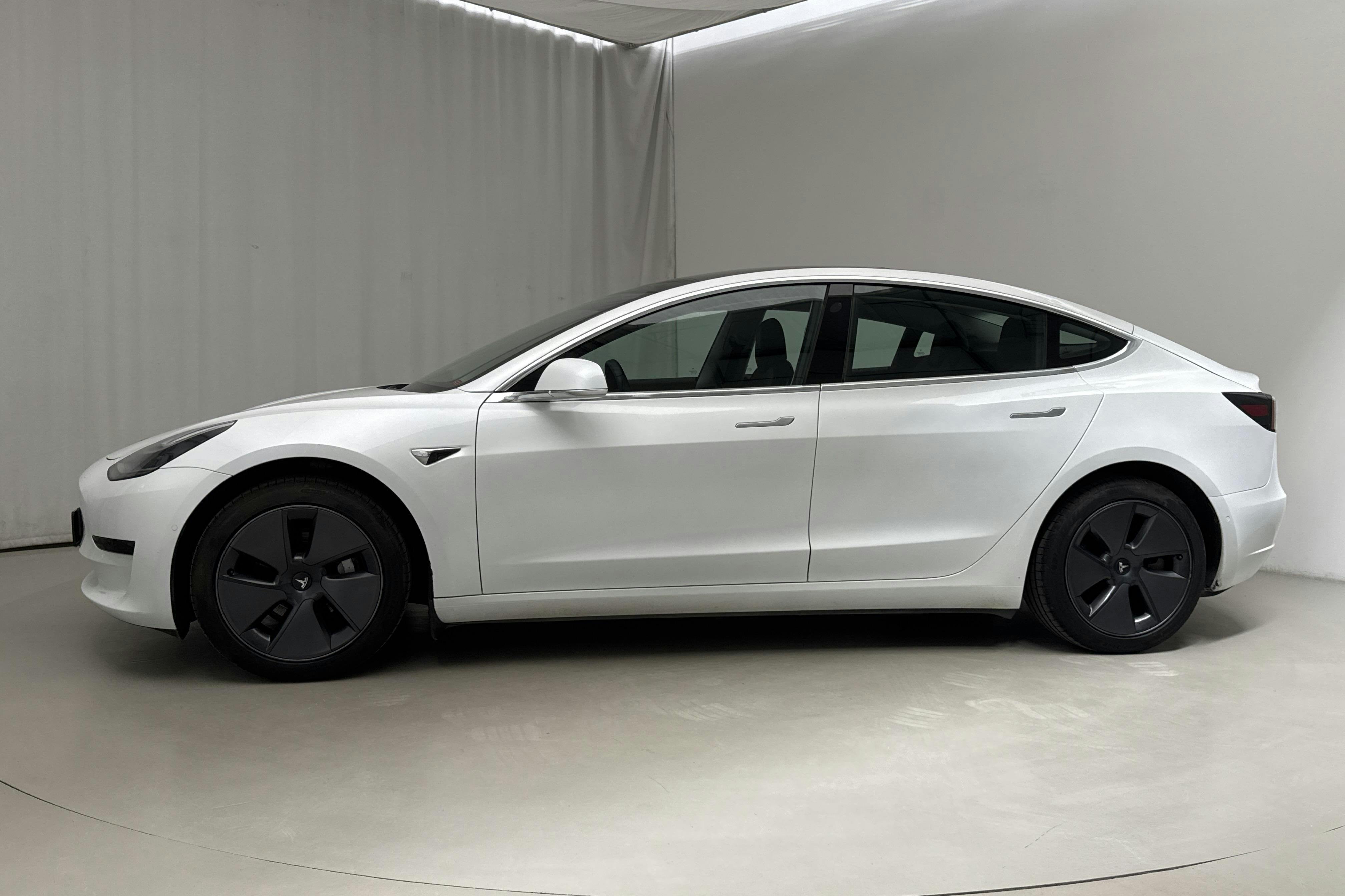 Tesla Model 3 Standard Range RWD - 11 856 mil - Automat - vit - 2020