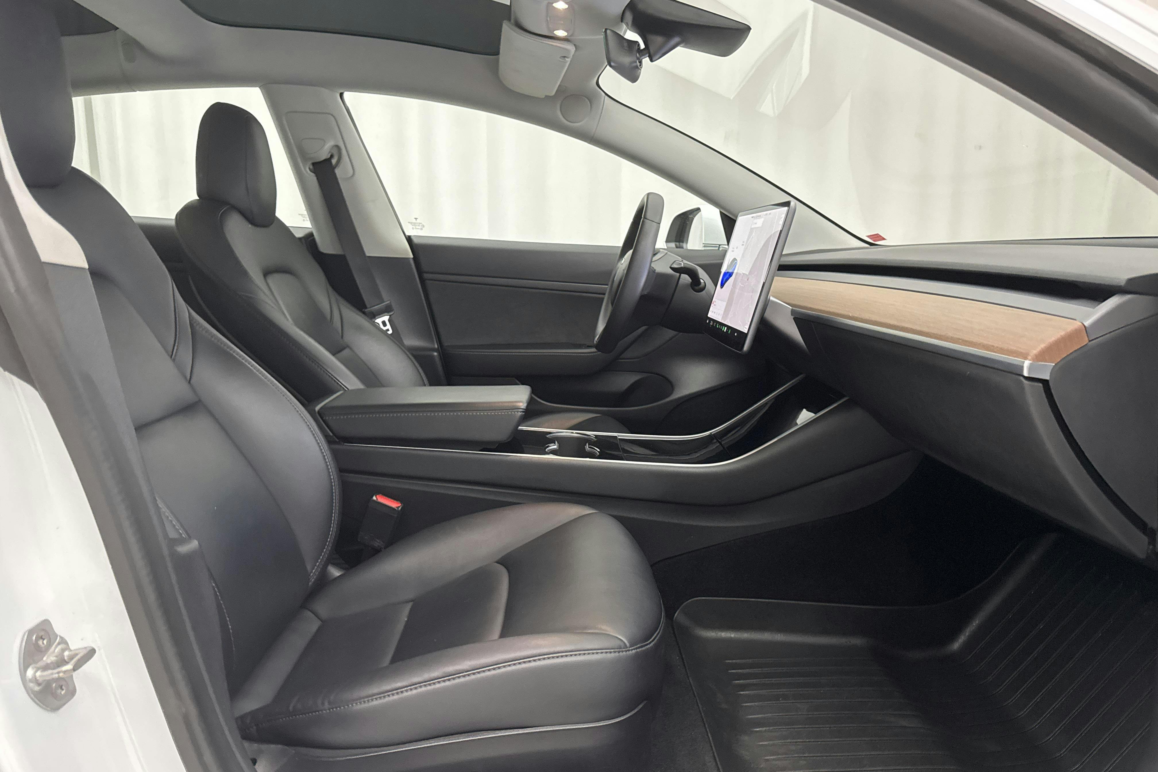 Tesla Model 3 Standard Range RWD - 11 856 mil - Automat - vit - 2020