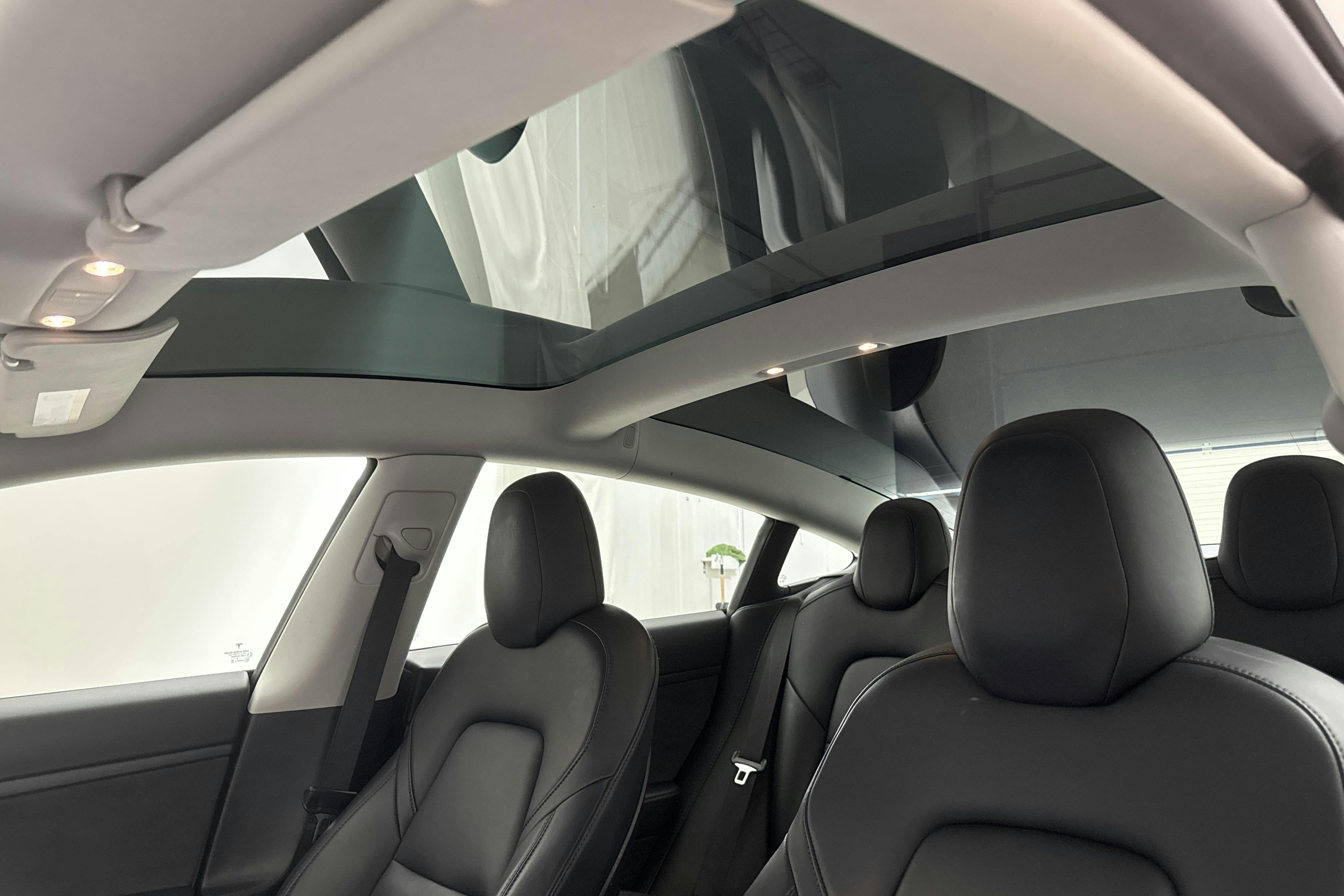 Tesla Model 3 Standard Range RWD - 11 856 mil - Automat - vit - 2020