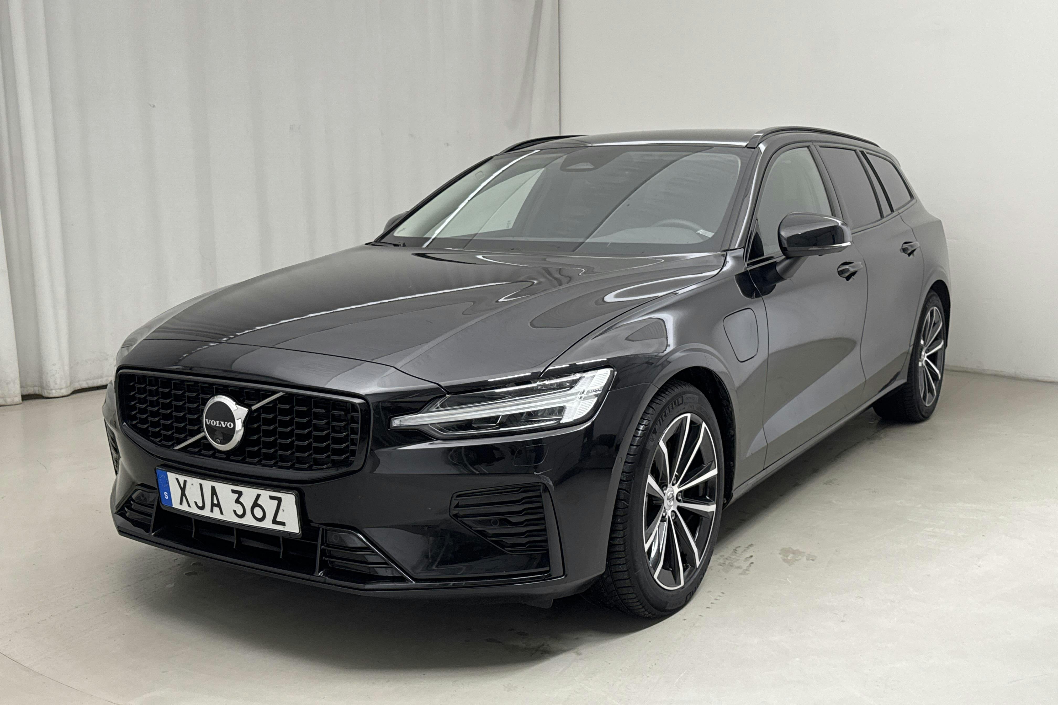 Volvo V60 T8 AWD Recharge (455hk) - 3 569 mil - Automat - svart - 2024