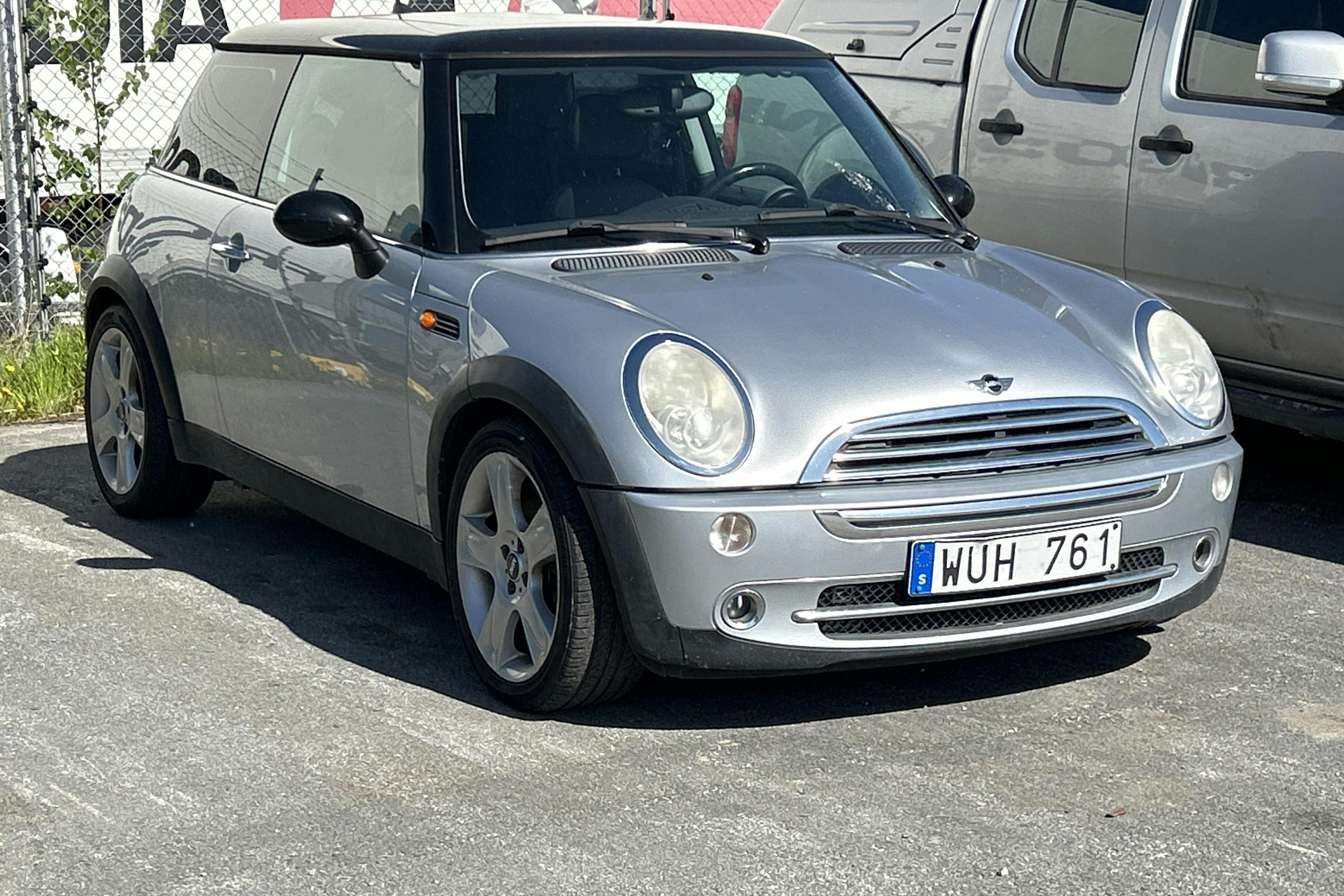 Presentationsfoto 2 av 11: MINI Cooper 1.6 (115hk) - 14 792 mil - Manuell - Light Grey - 2005