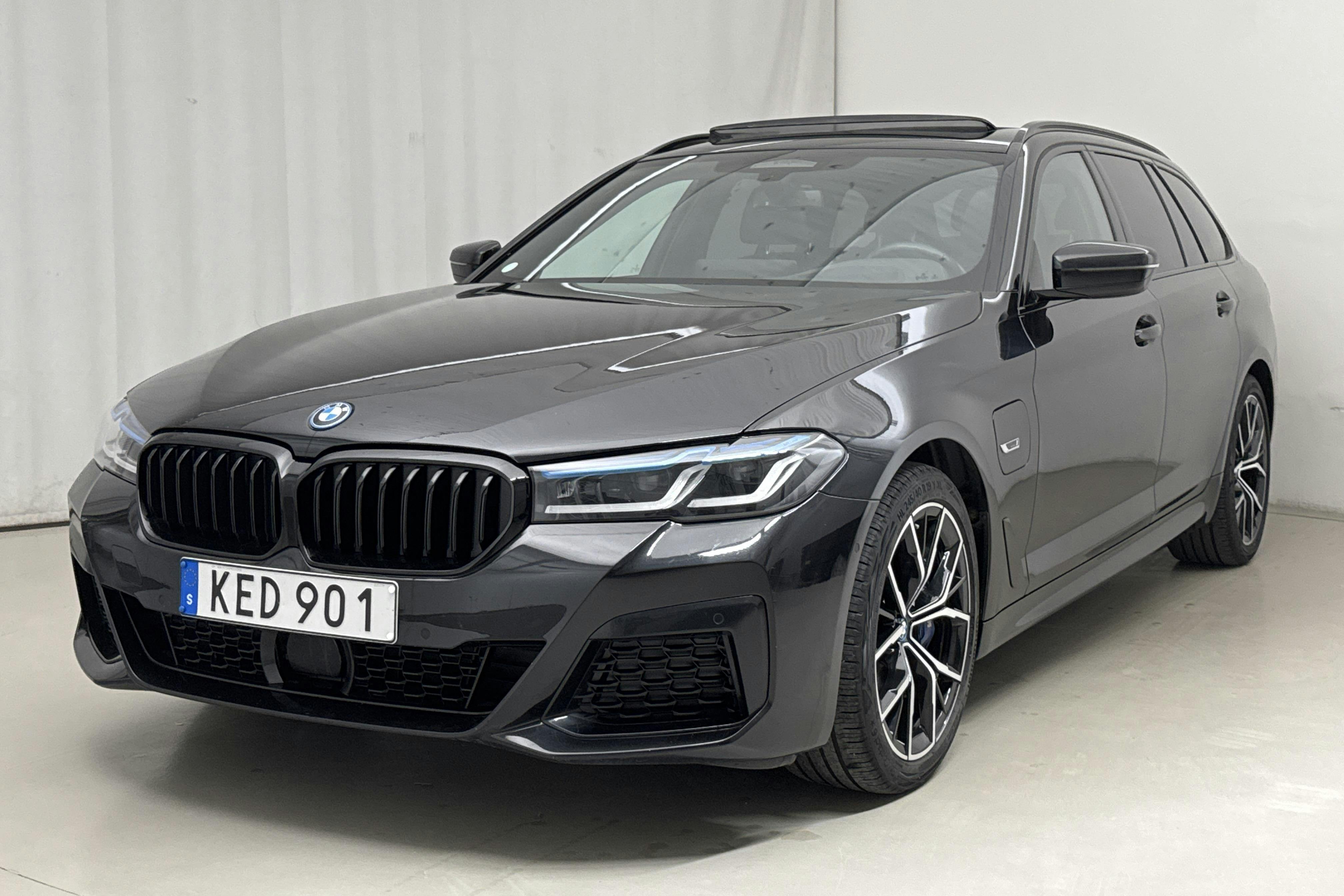 BMW 530e xDrive Touring, G31 12kWh LCI (292hk) - 5 023 mil - Automat - svart - 2022