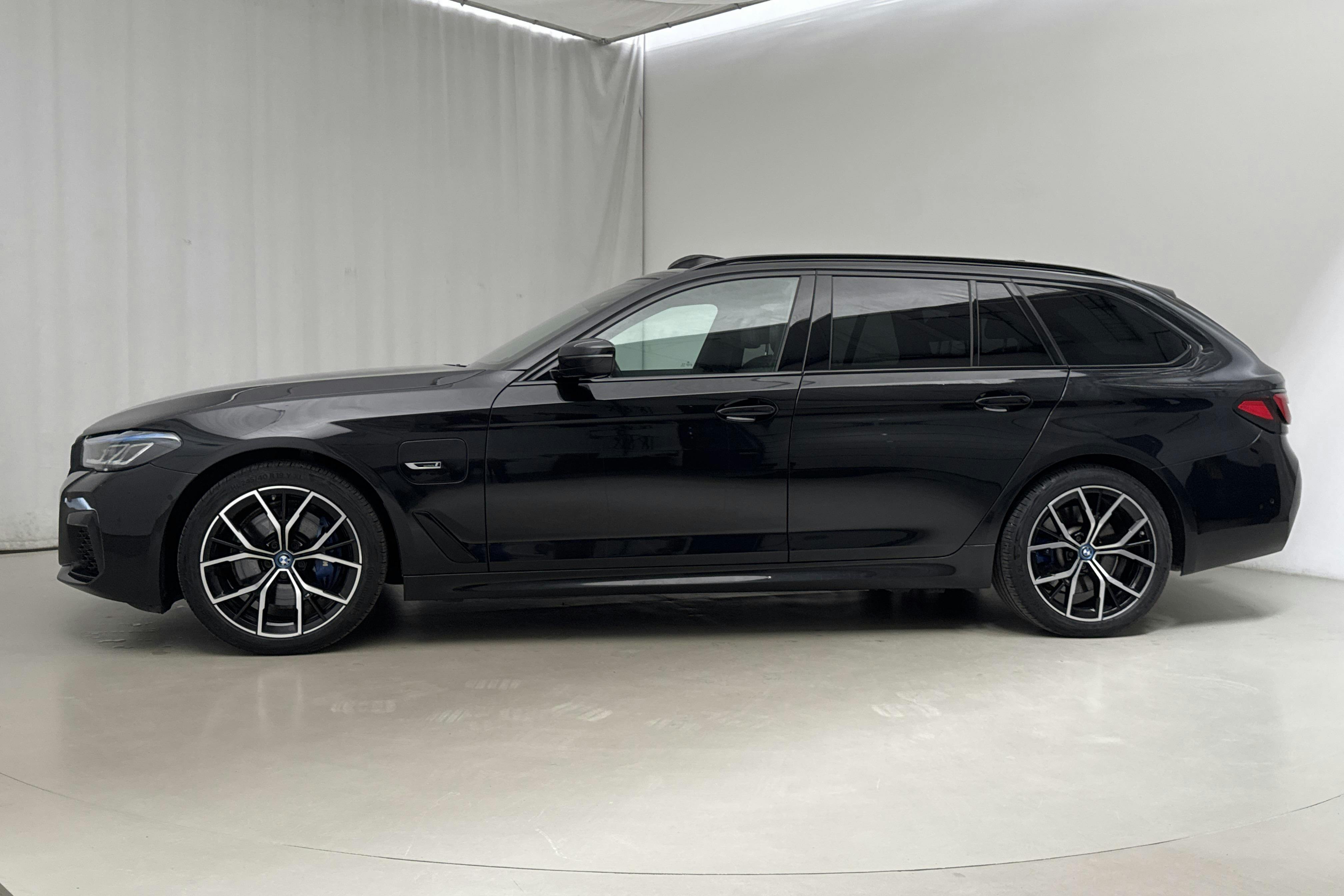 BMW 530e xDrive Touring, G31 12kWh LCI (292hk) - 5 023 mil - Automat - svart - 2022