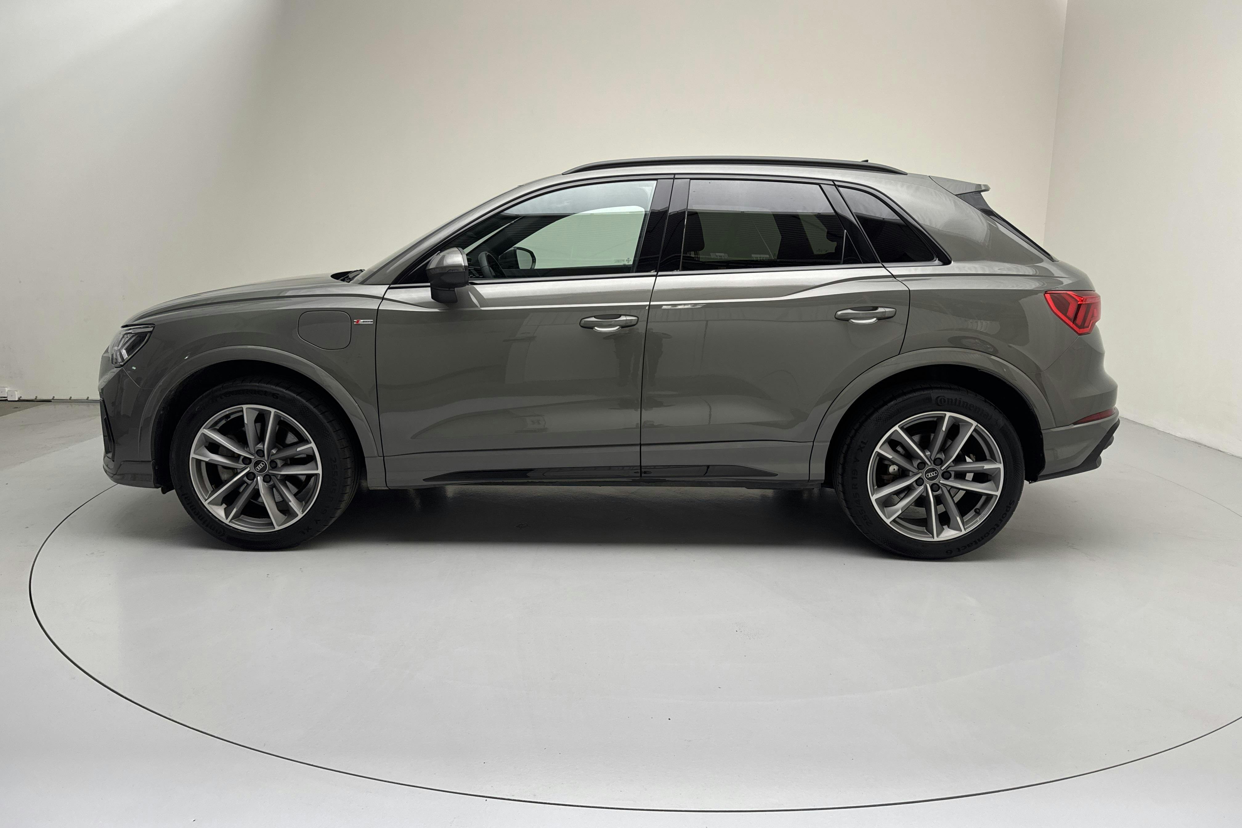 Audi Q3 45 TFSI e (245hk) - 42 360 km - Automatic - gray - 2024