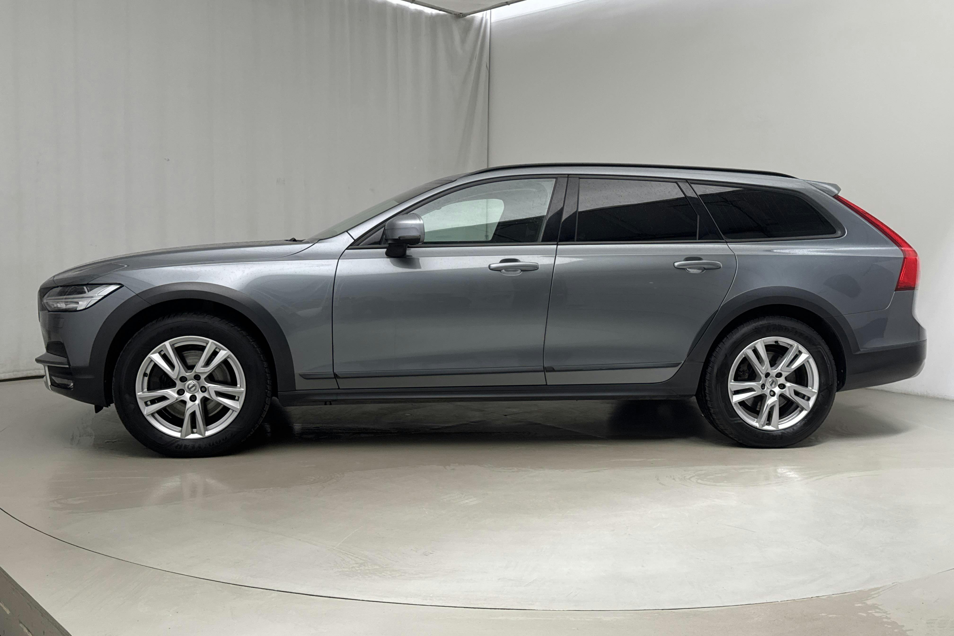 Presentationsfoto 2 av 14: Volvo V90 D4 Cross Country AWD (190hk) - 11 100 mil - Automat - grå - 2018