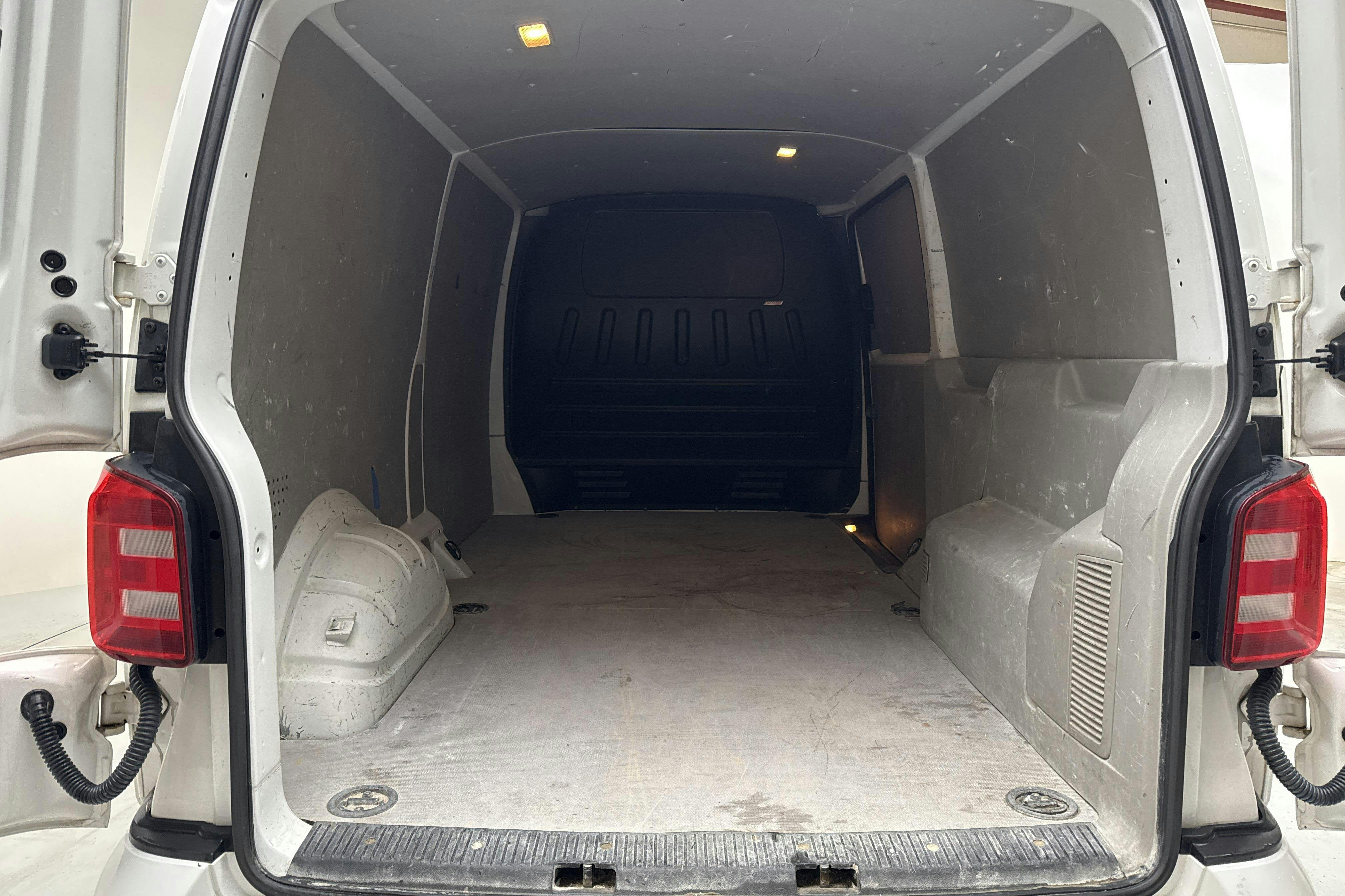 VW Transporter T6 2.0 TDI BMT Skåp (140hk) - 18 606 mil - Automat - vit - 2016