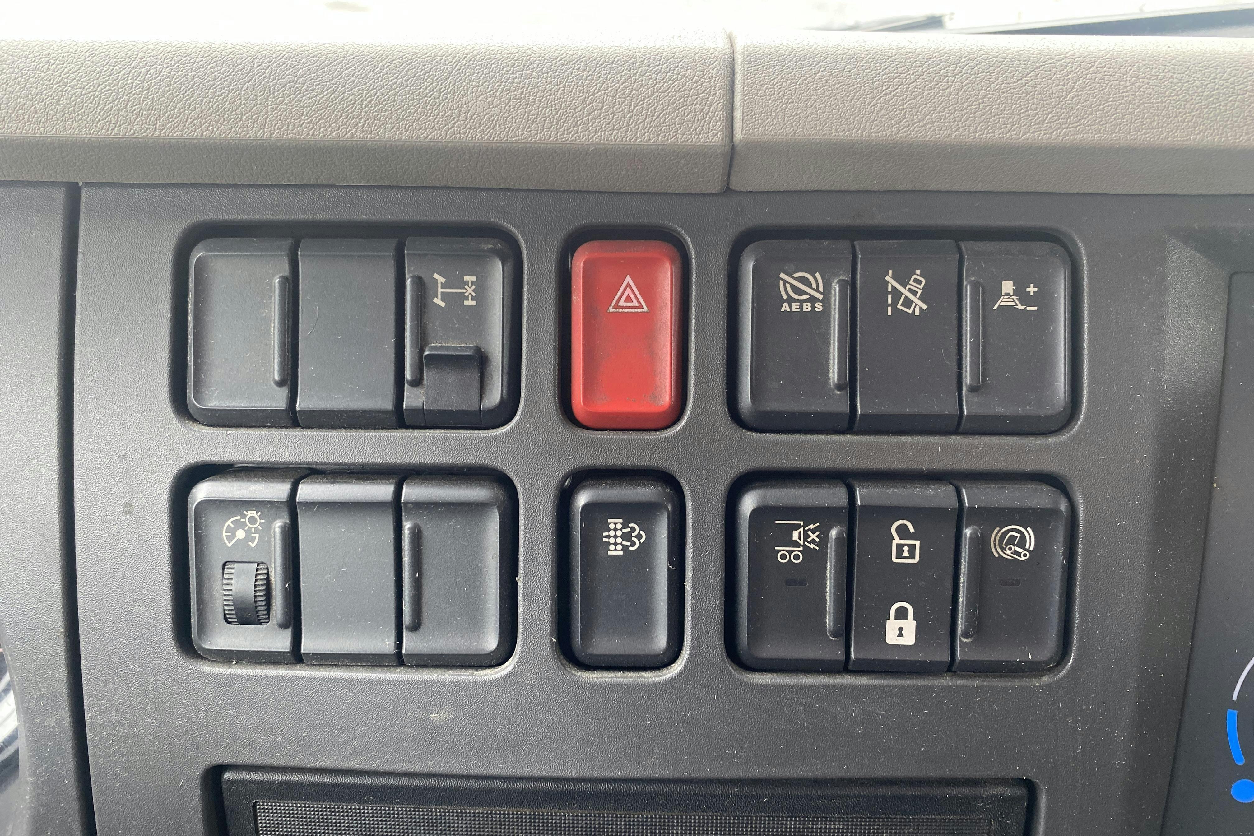 DAF FA LF290I - 189 145 km - Automat - vit - 2017