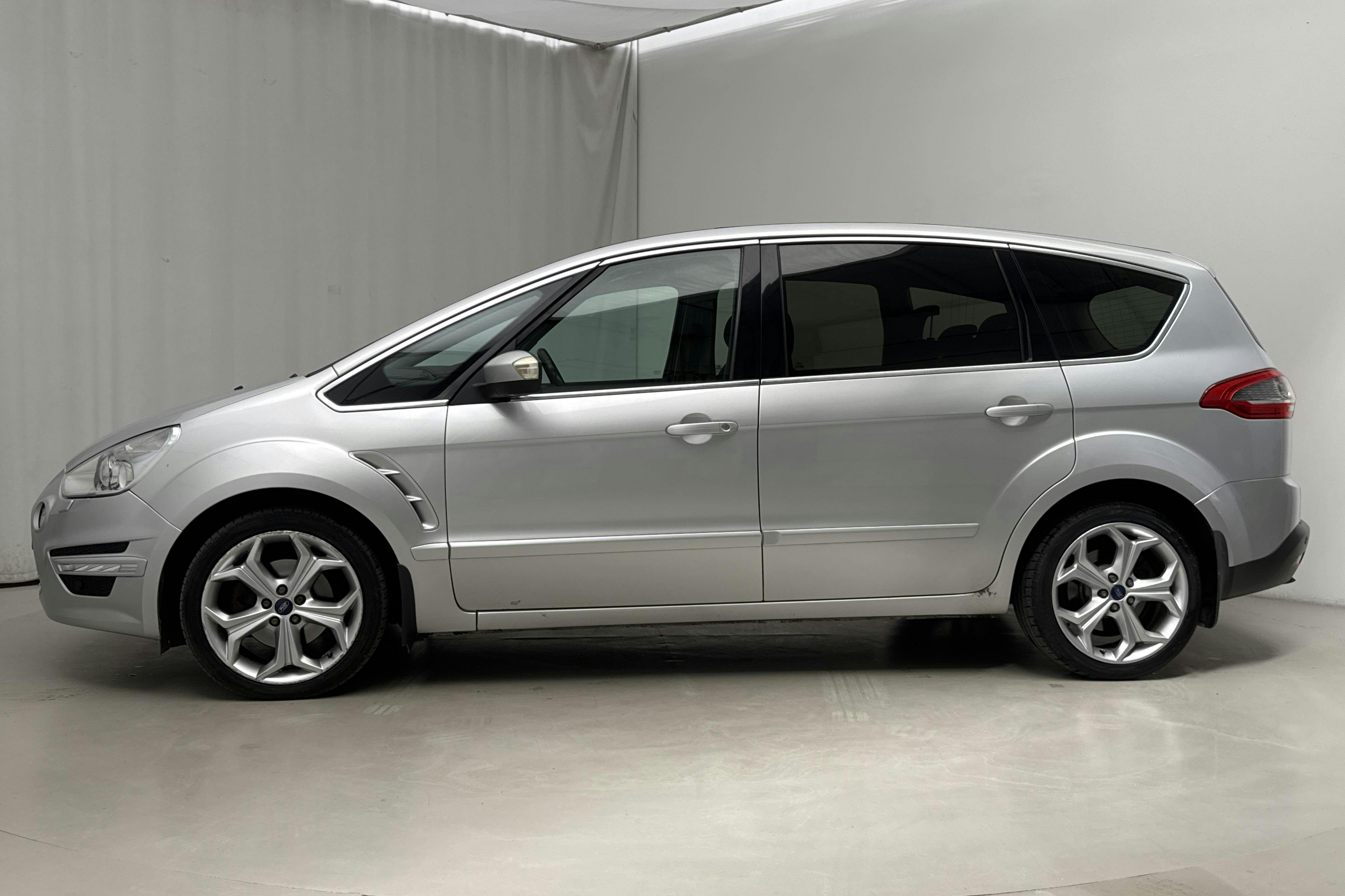 Presentationsfoto 2 av 15: Ford S-MAX 2.0 Duratorq TDCi (140hk) - 21 462 mil - Automat - grå - 2011