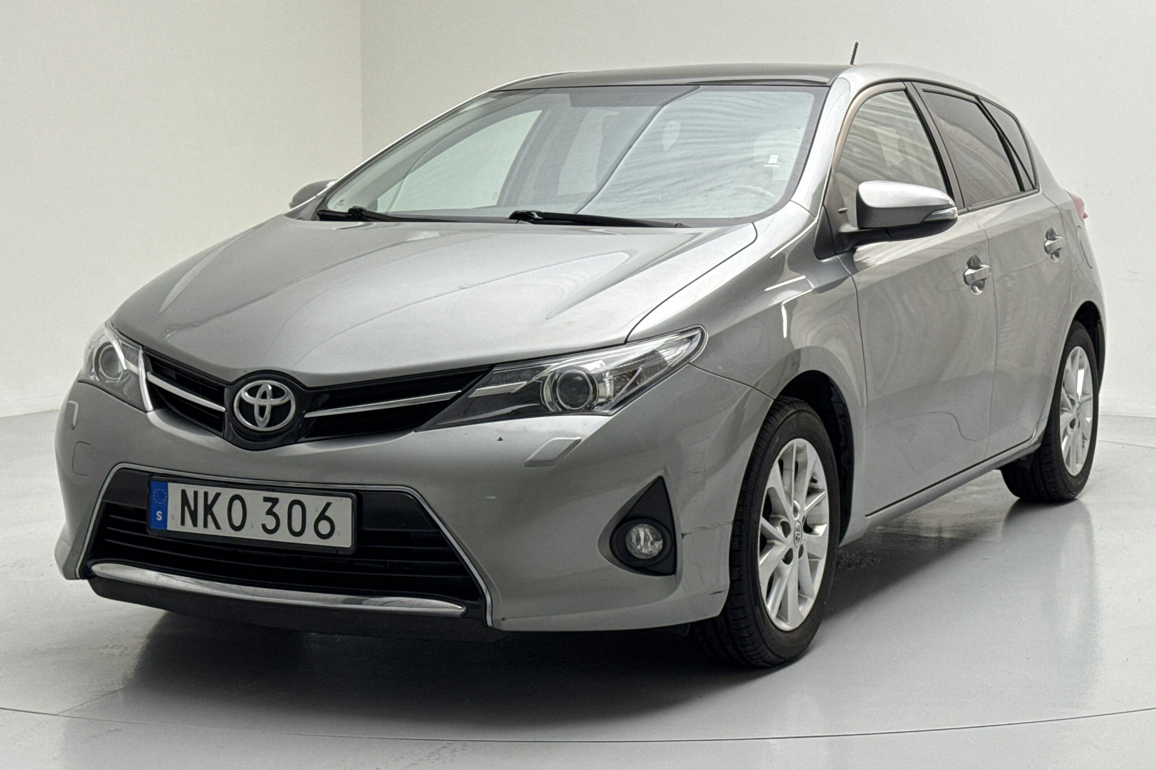 Toyota Auris 1.6 Valvematic 5dr (132hk) - 146 090 km - Automatyczna - Light Grey - 2014
