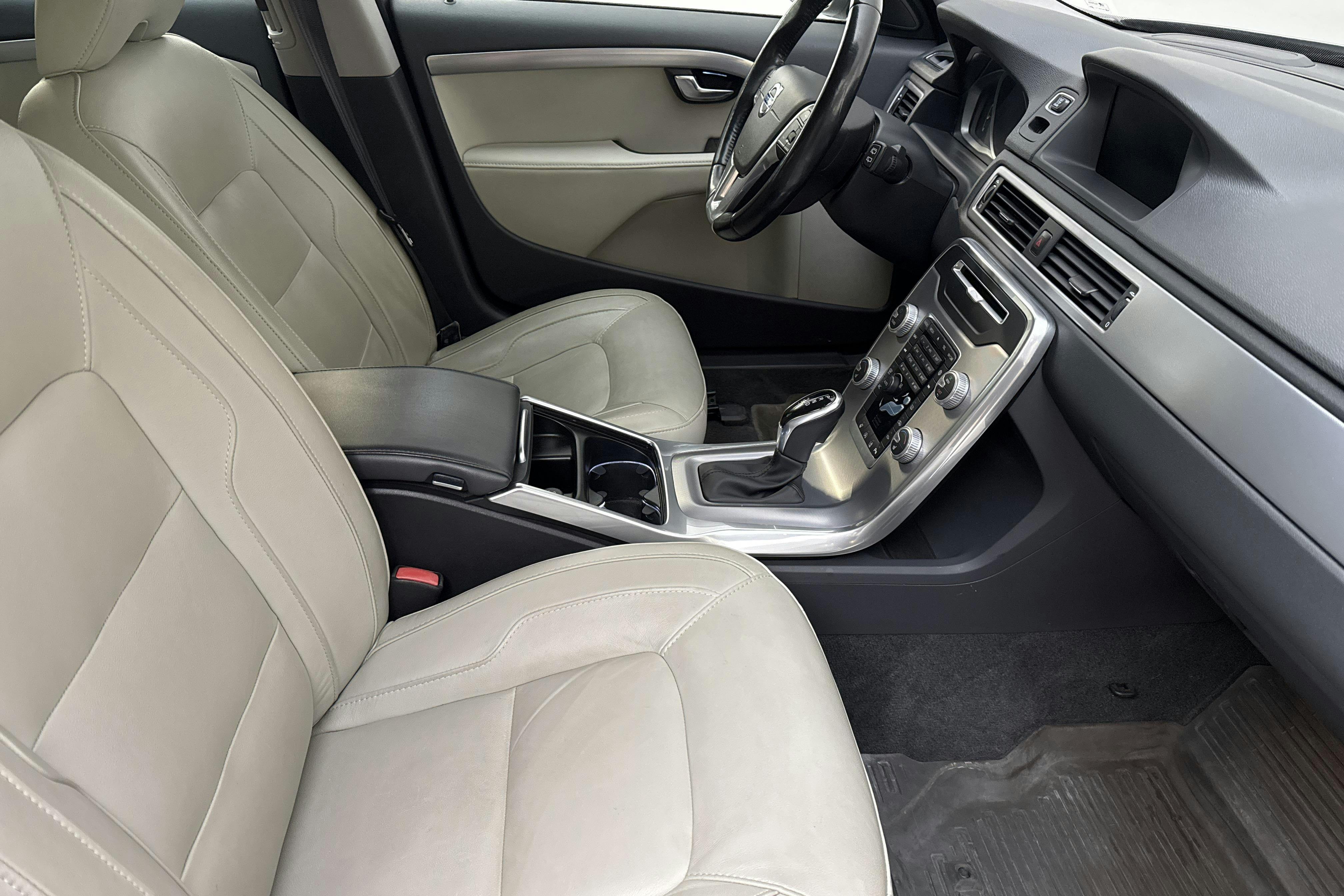 Volvo V70 II D4 (181hk) - 6 481 mil - Automat - Light Brown - 2016