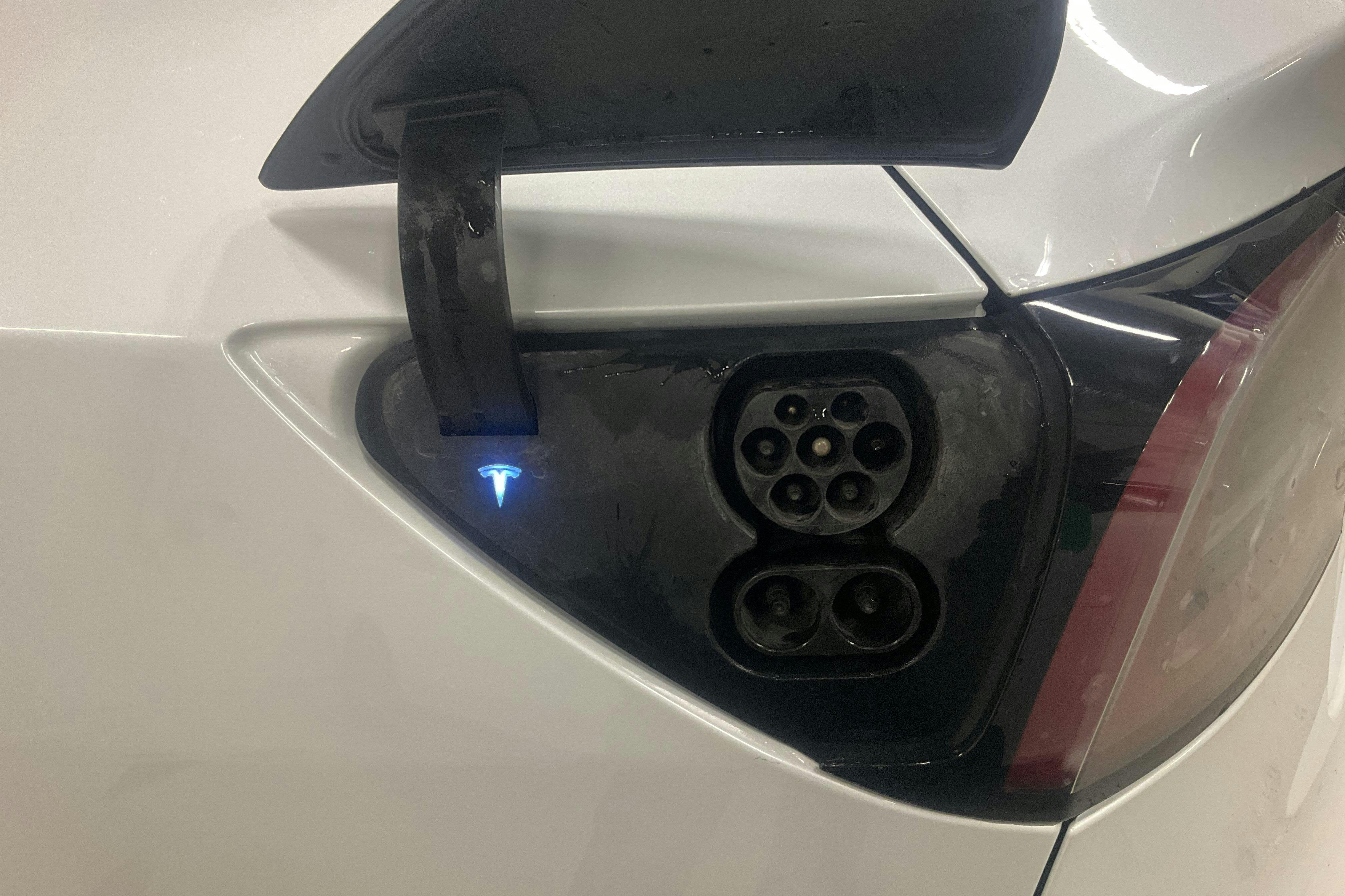 Tesla Model 3 Standard Range RWD - 19 038 mil - Automat - vit - 2020