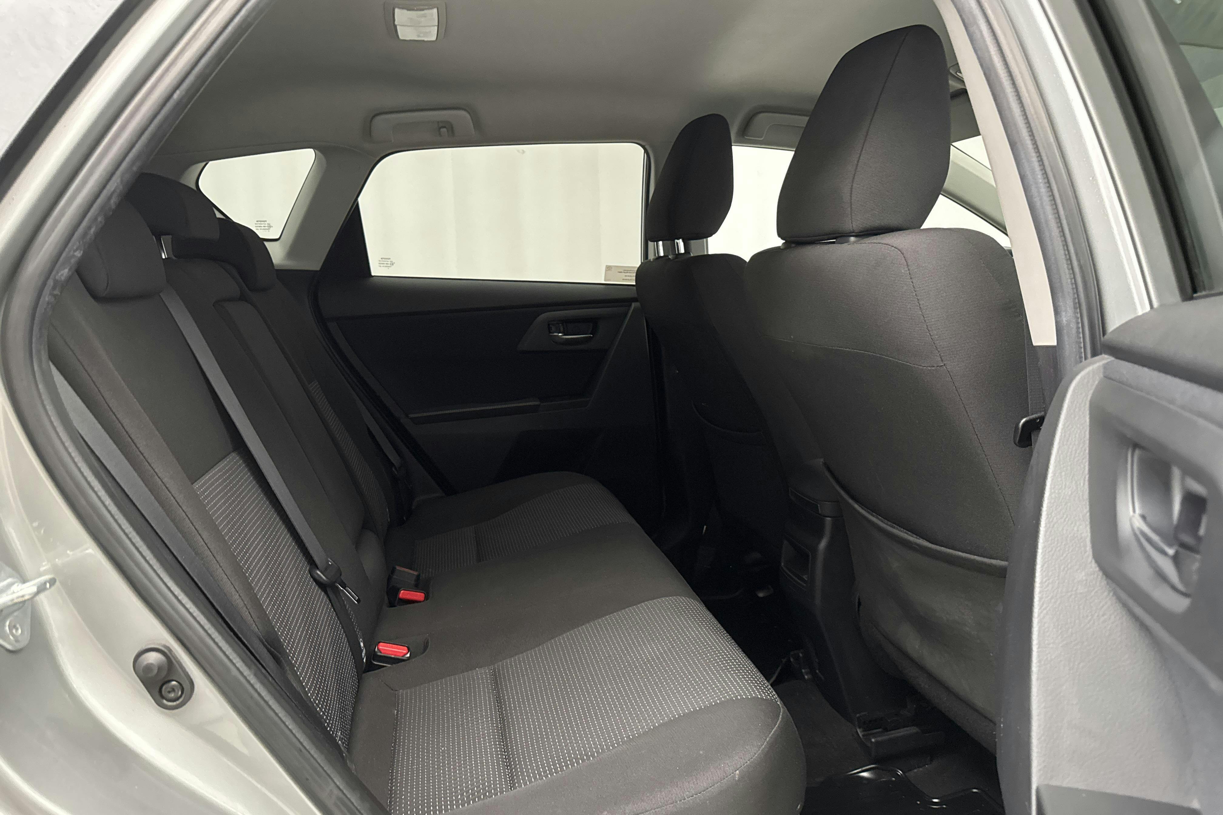 Toyota Auris 1.8 HSD 5dr (99hk) - 14 812 mil - Automat - Light Grey - 2014
