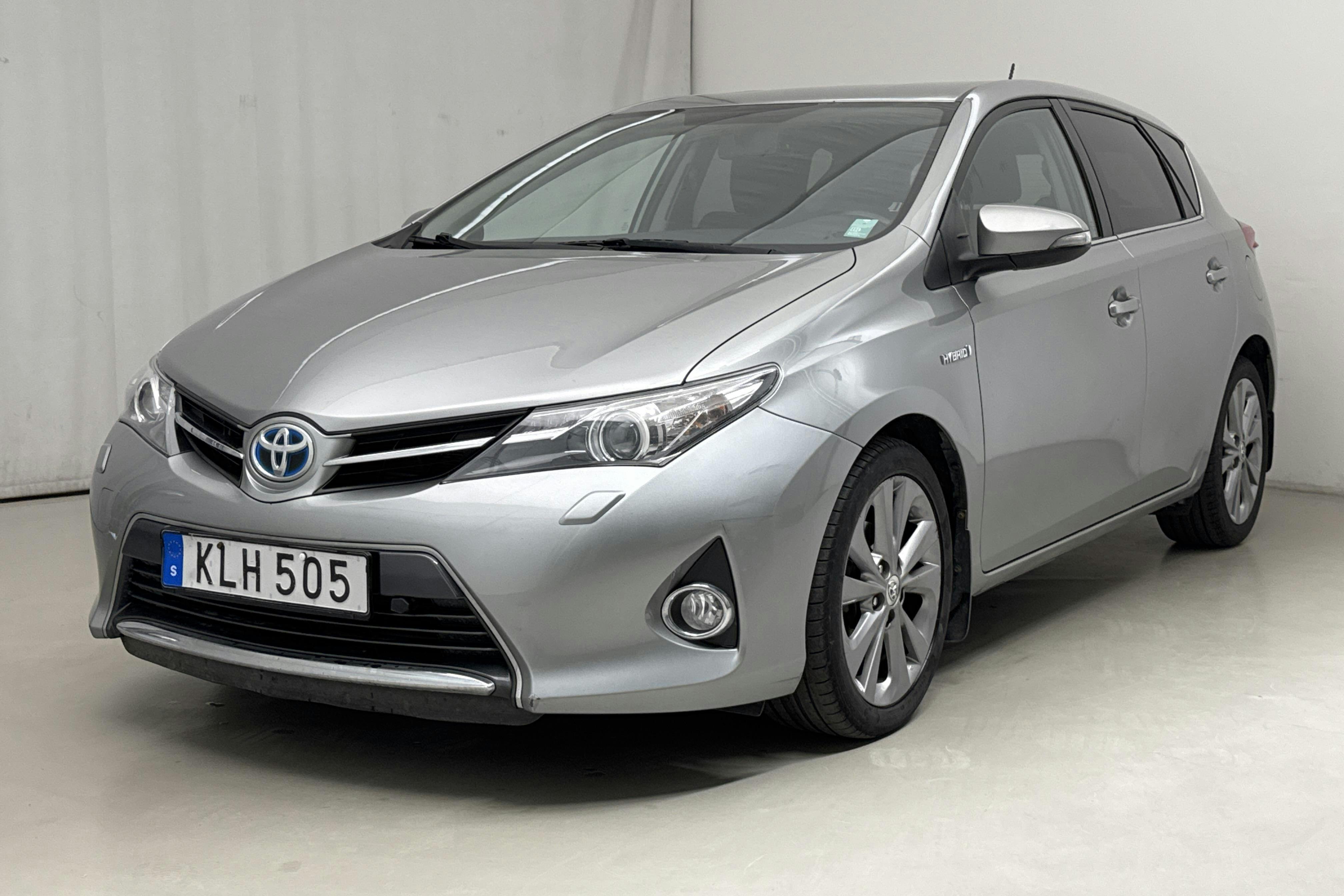 Toyota Auris 1.8 HSD 5dr (99hk) - 14 812 mil - Automat - Light Grey - 2014