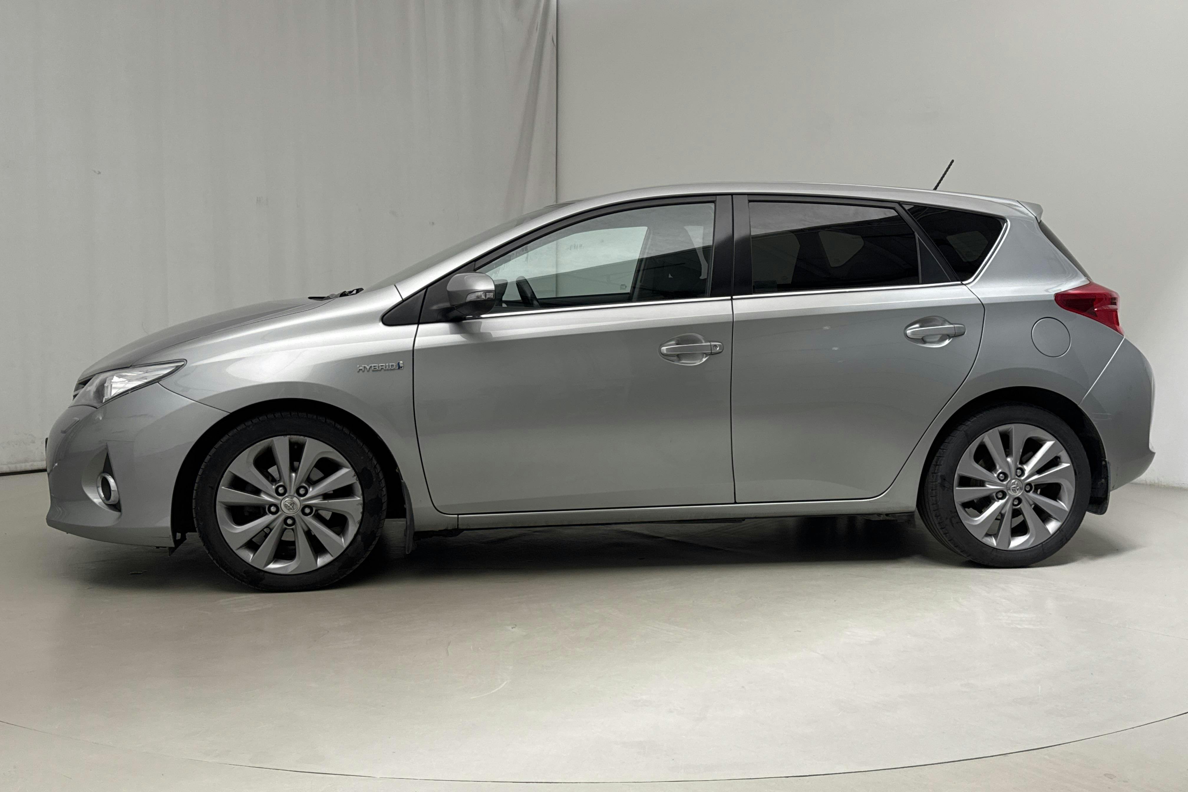 Toyota Auris 1.8 HSD 5dr (99hk) - 14 812 mil - Automat - Light Grey - 2014