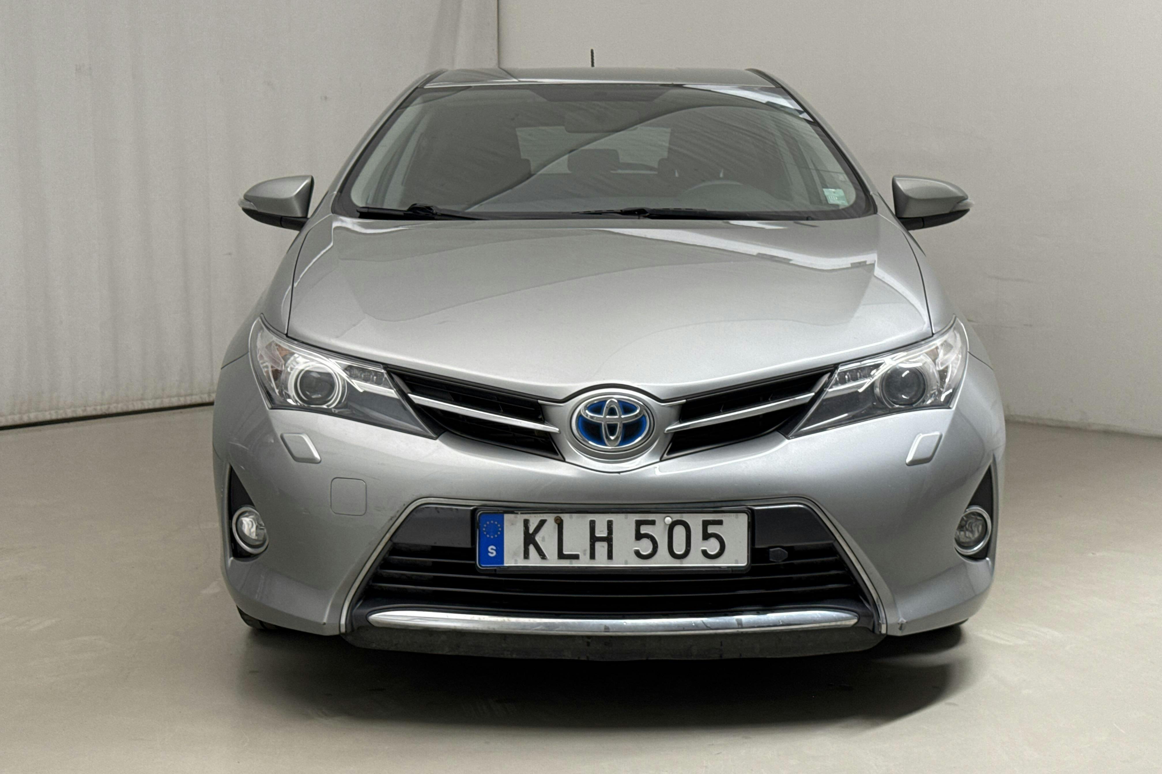 Toyota Auris 1.8 HSD 5dr (99hk) - 14 812 mil - Automat - Light Grey - 2014