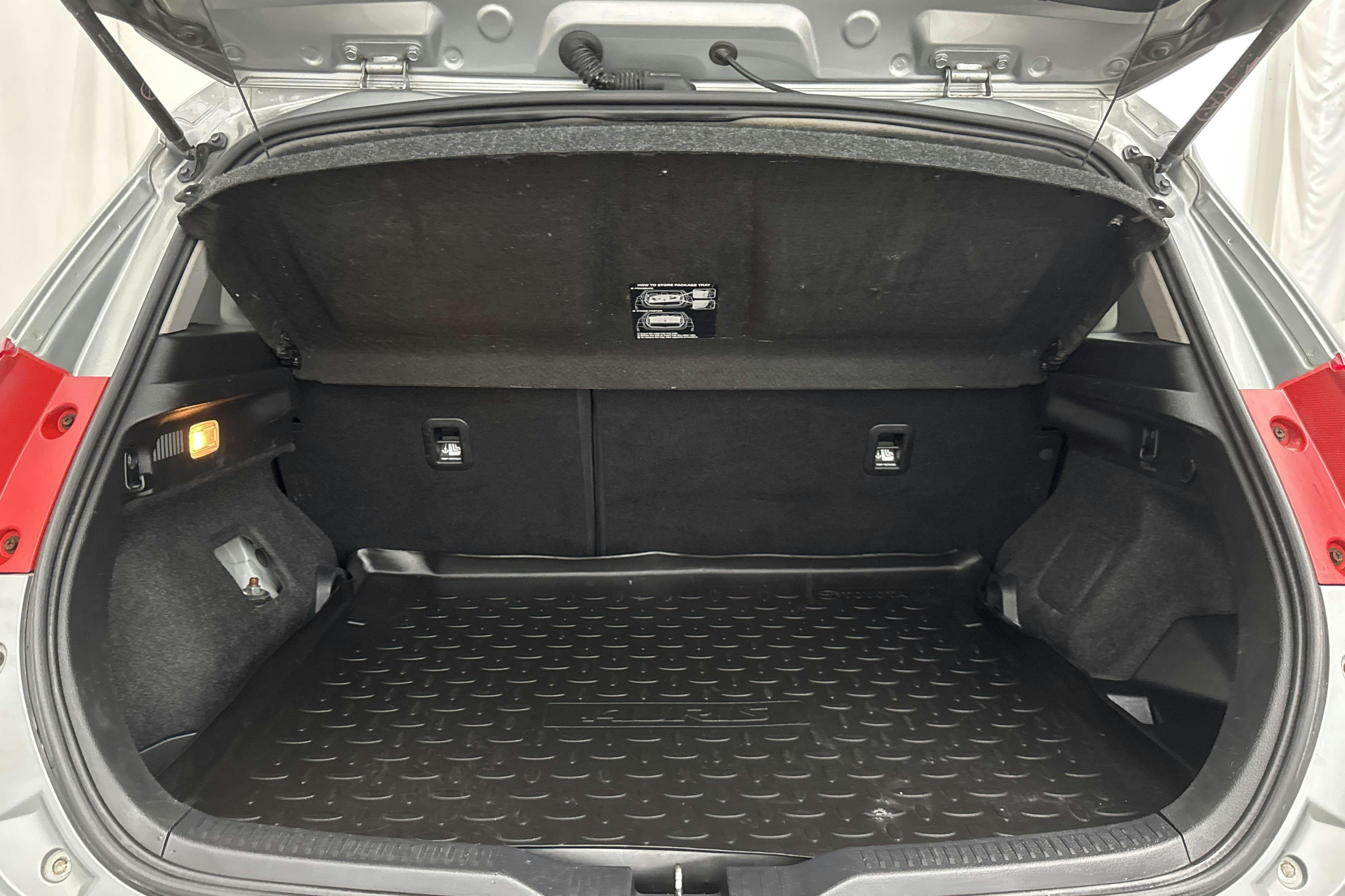 Toyota Auris 1.8 HSD 5dr (99hk) - 14 812 mil - Automat - Light Grey - 2014