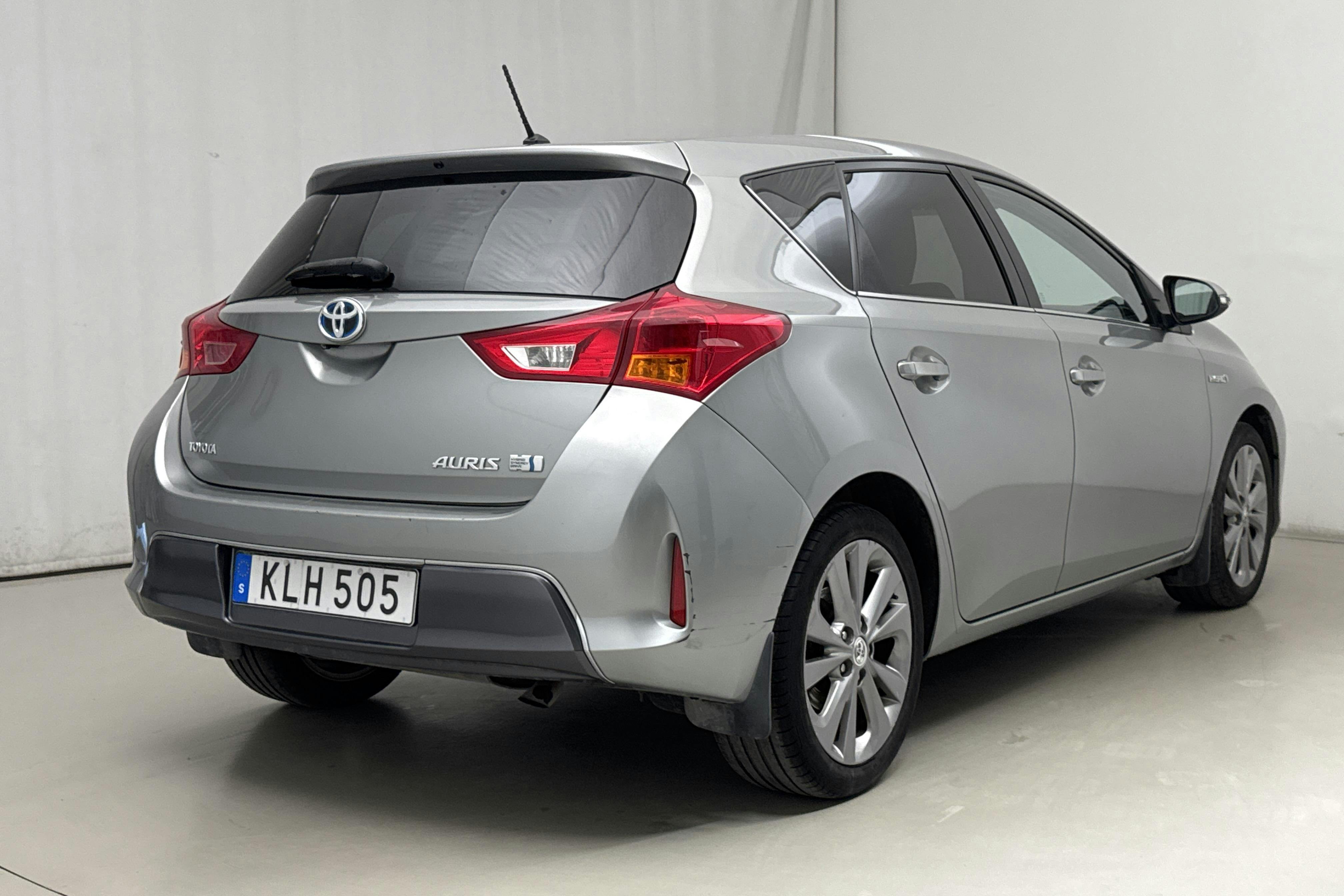 Toyota Auris 1.8 HSD 5dr (99hk) - 14 812 mil - Automat - Light Grey - 2014