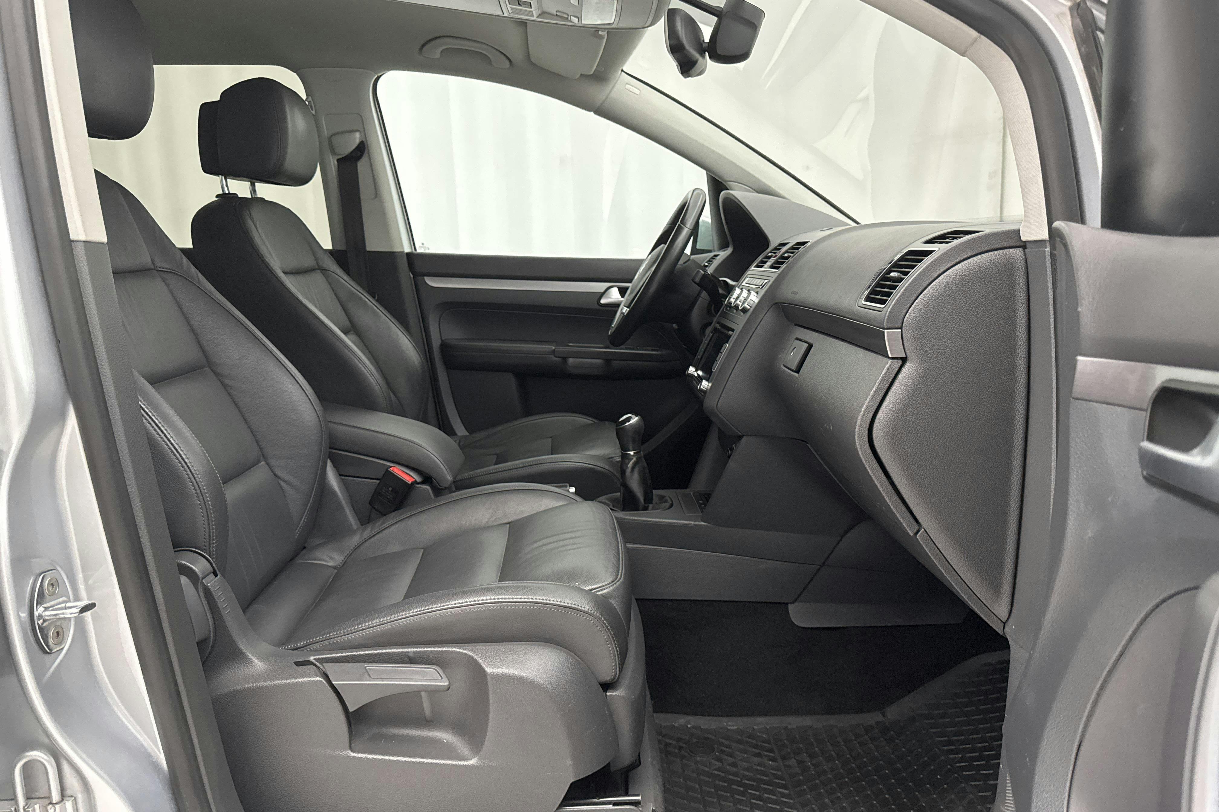 VW CrossTouran 1.4 TSI (140hk) - 18 697 mil - Manuell - silver - 2015