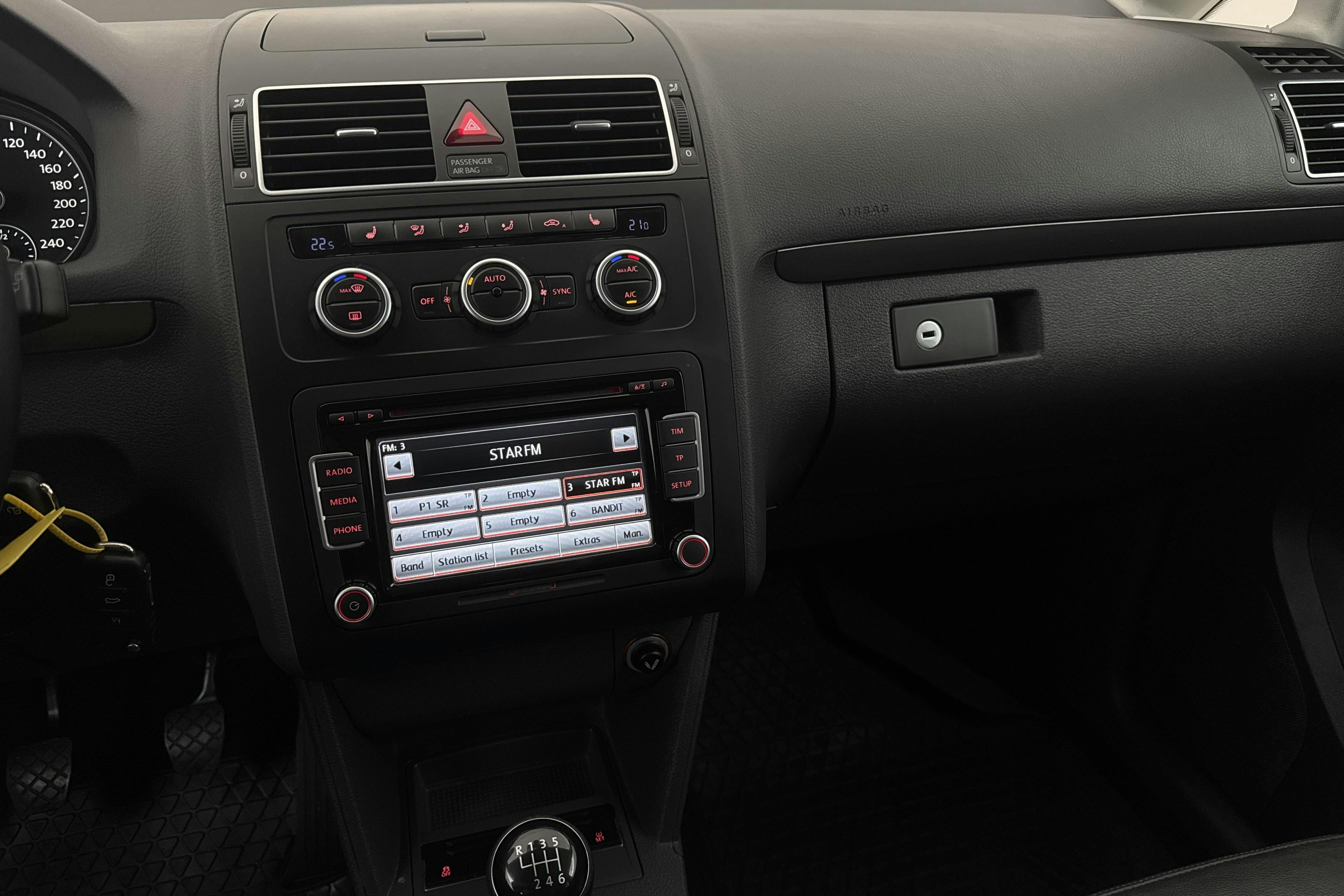 VW CrossTouran 1.4 TSI (140hk) - 18 697 mil - Manuell - silver - 2015