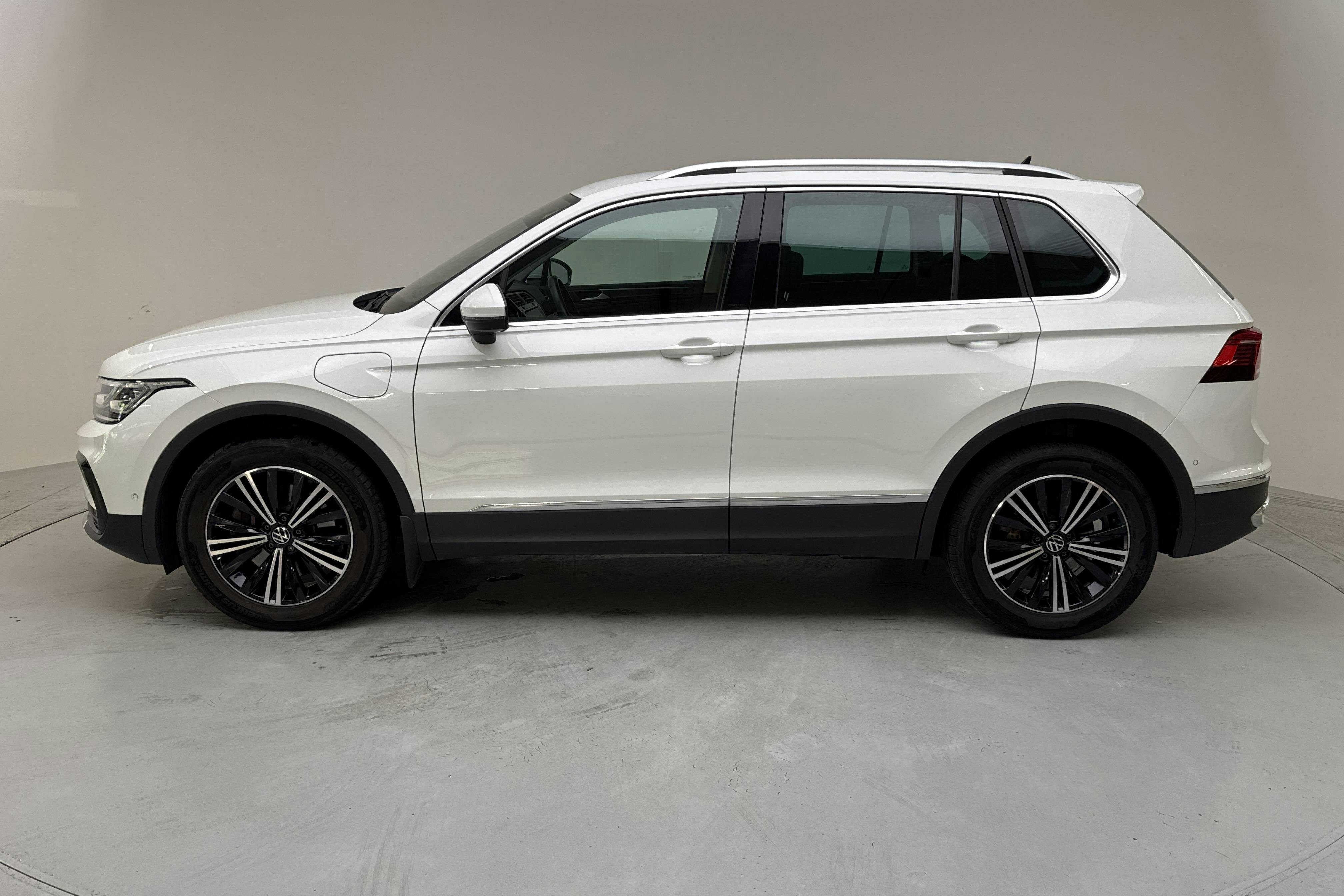 Presentation photo 2 of 17: VW Tiguan 1.4 TSI eHybrid (245hk) - 55 210 km - Automatic - white - 2022