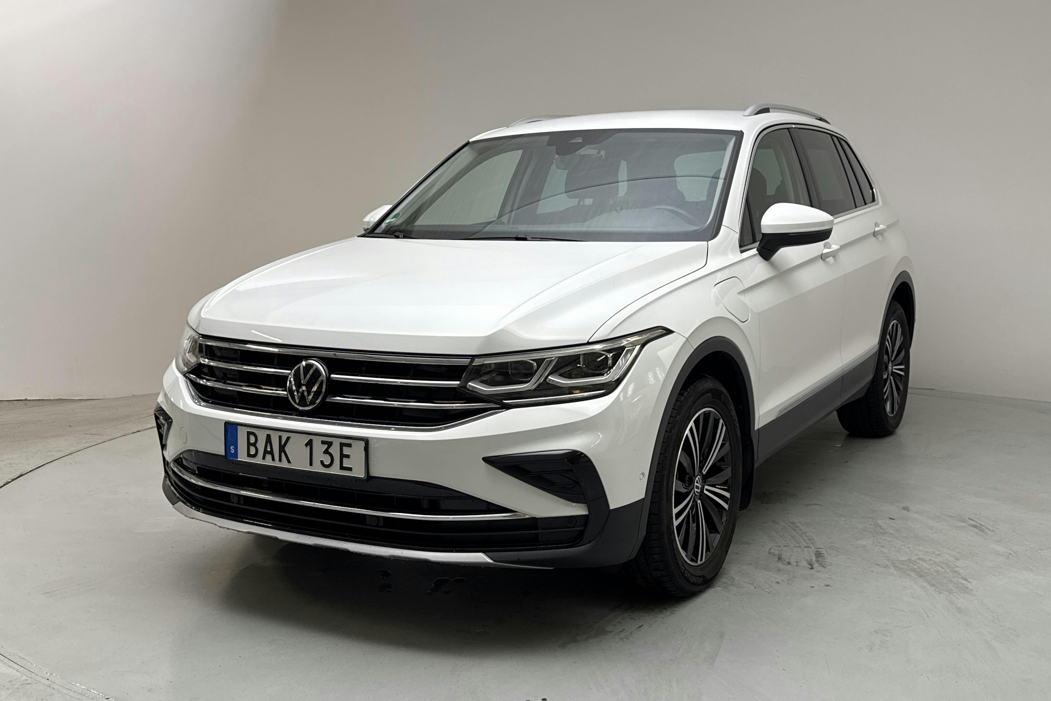 Presentation photo 1 of 17: VW Tiguan 1.4 TSI eHybrid (245hk) - 55 210 km - Automatic - white - 2022