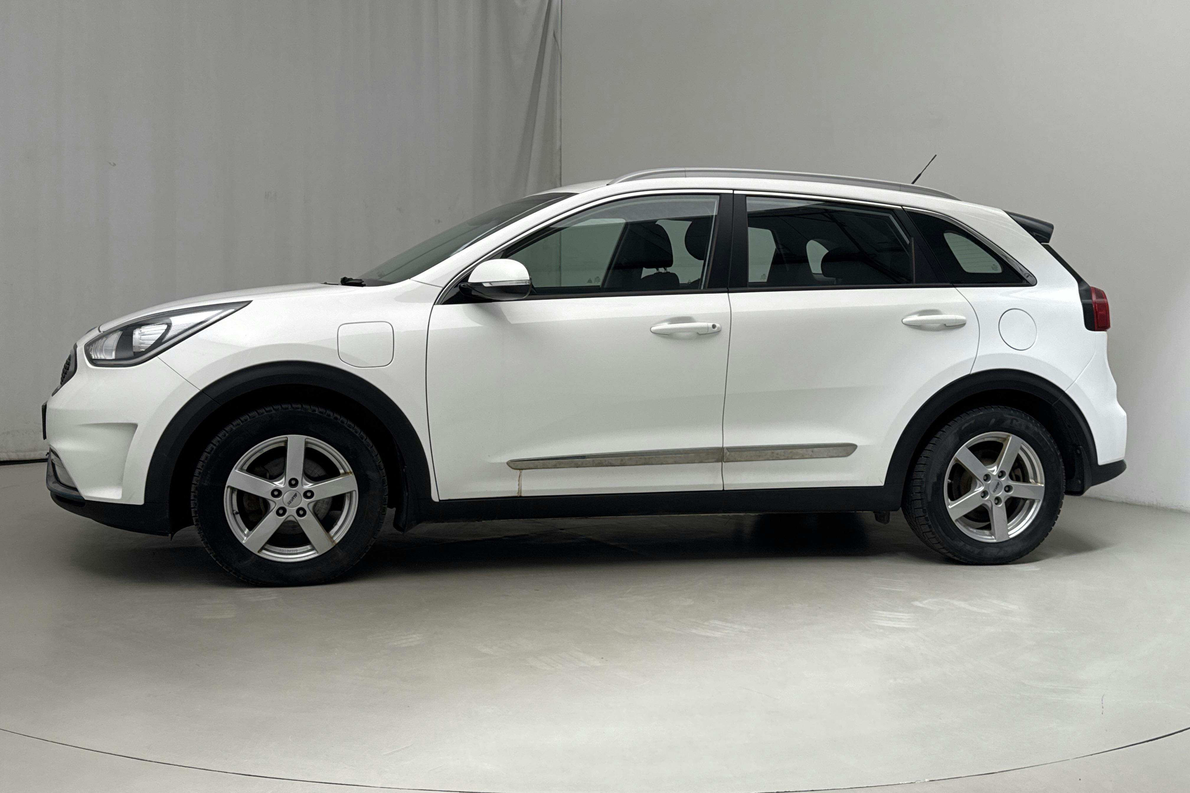 KIA Niro Plug-in Hybrid 1.6 (141hk) - 12 884 mil - Automat - vit - 2018