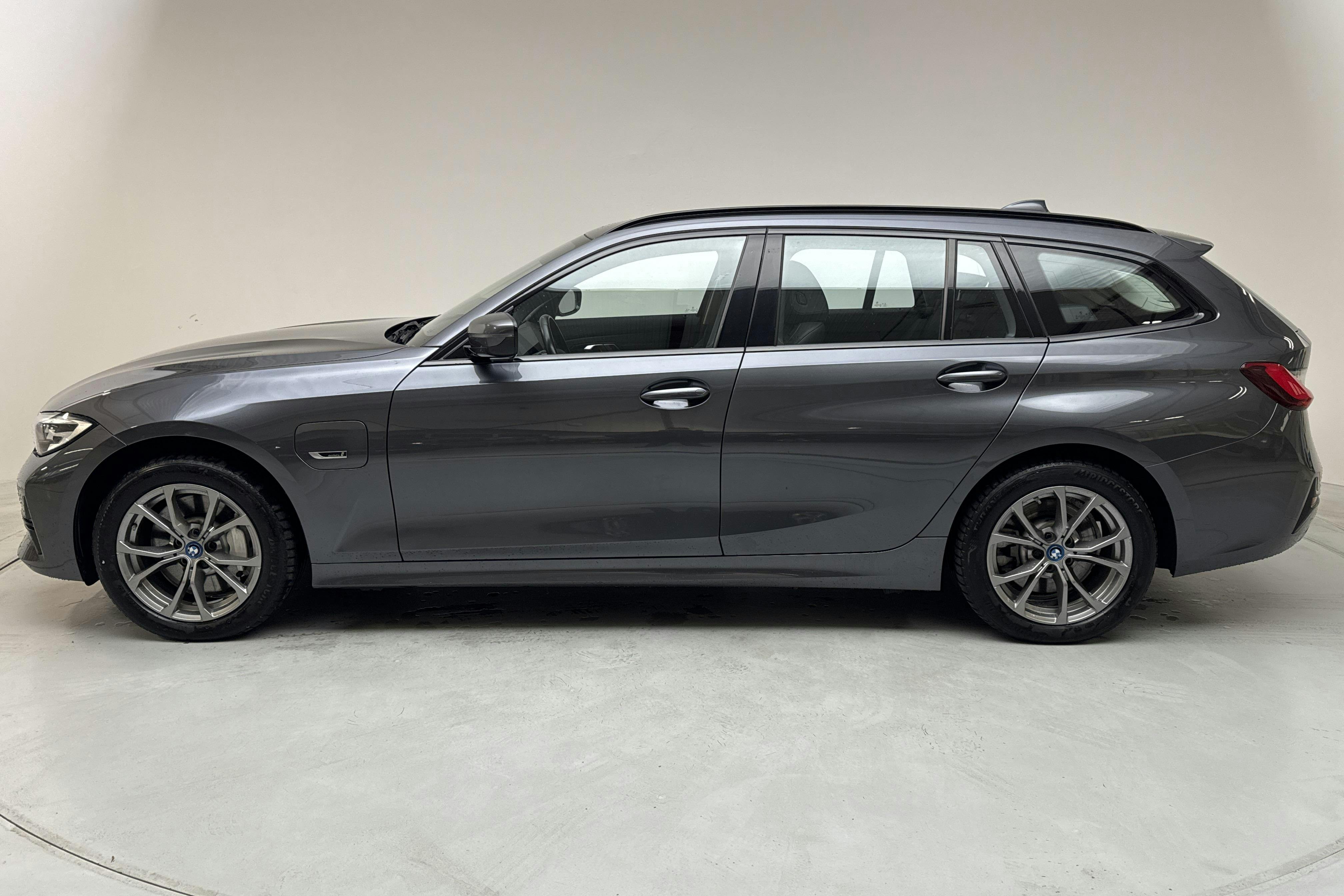 BMW 330e xDrive Touring, G21 (292hk) - 12 521 mil - Automat - grå - 2022