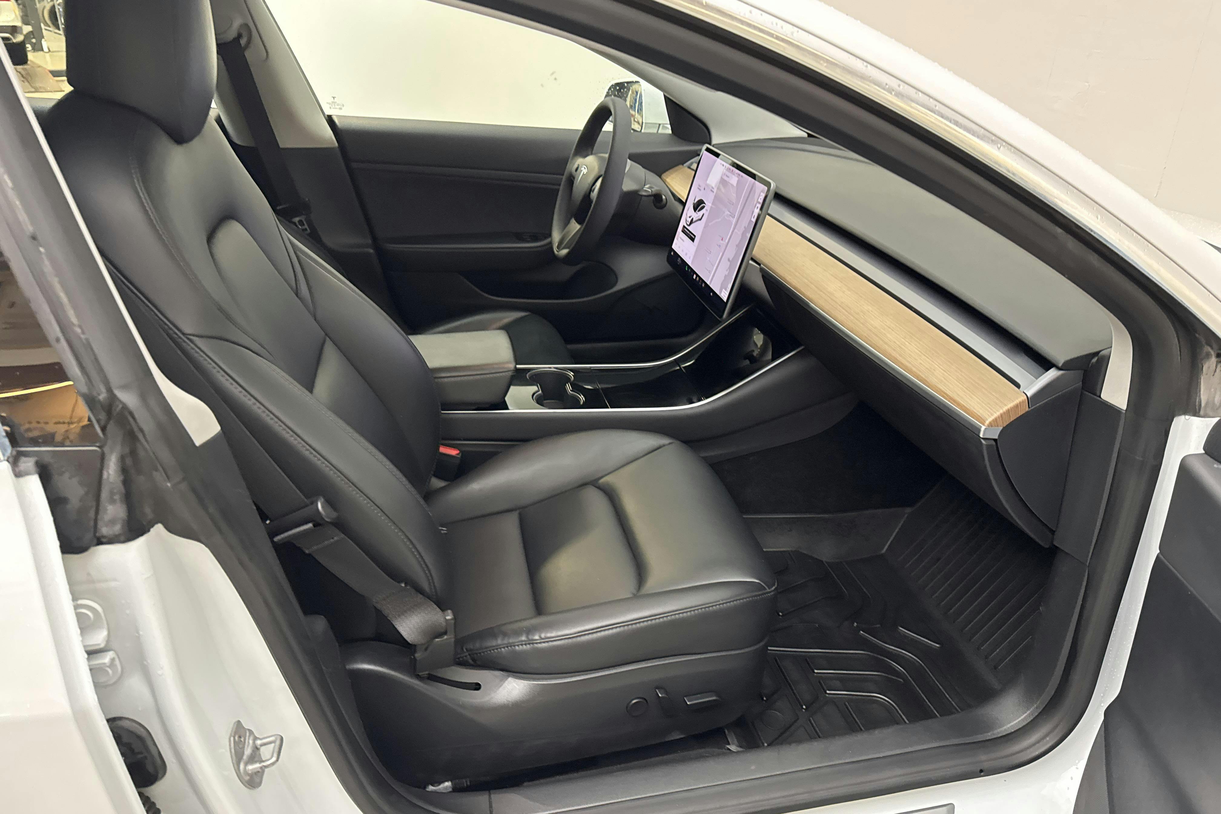 Tesla Model 3 Standard Range RWD - 17 404 mil - Automat - vit - 2020