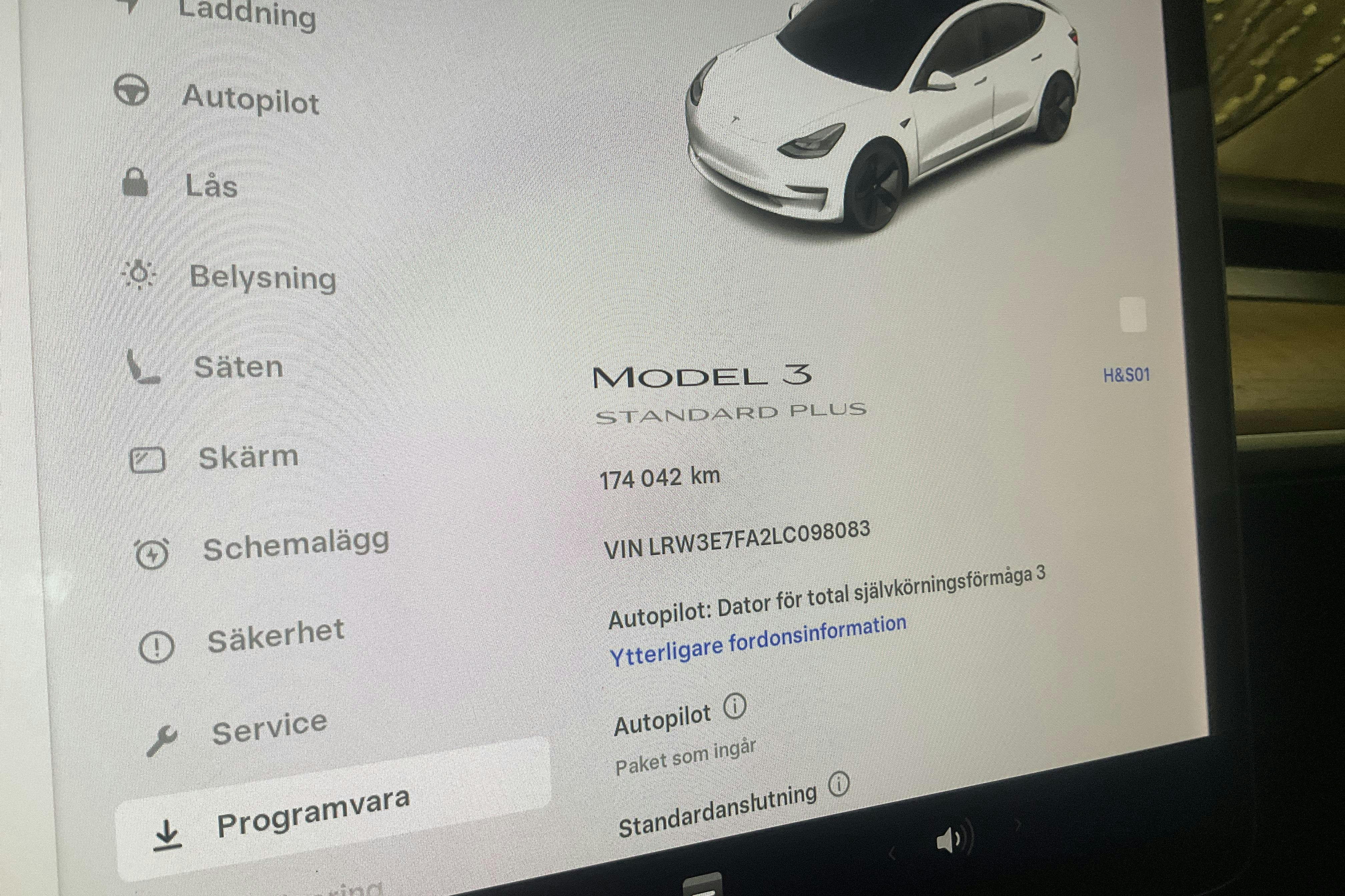 Tesla Model 3 Standard Range RWD - 17 404 mil - Automat - vit - 2020