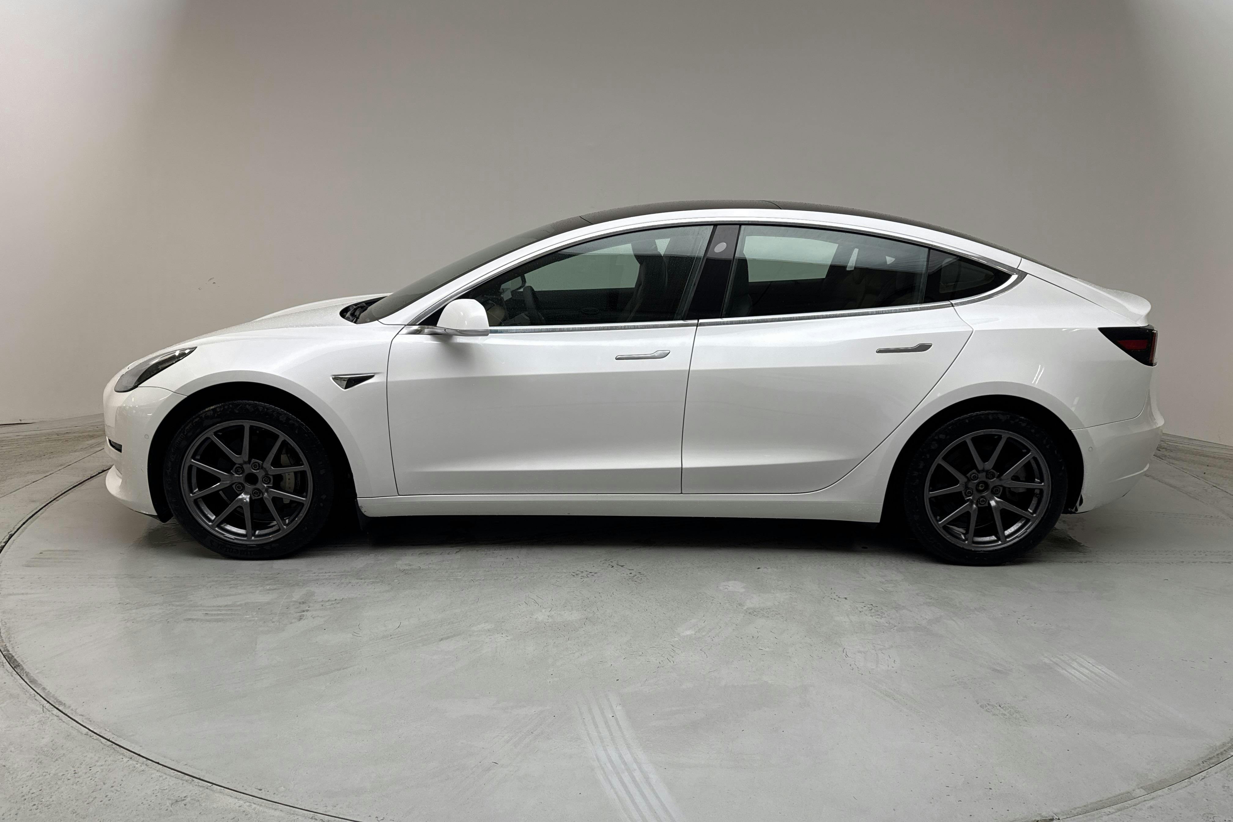 Tesla Model 3 Standard Range RWD - 17 404 mil - Automat - vit - 2020