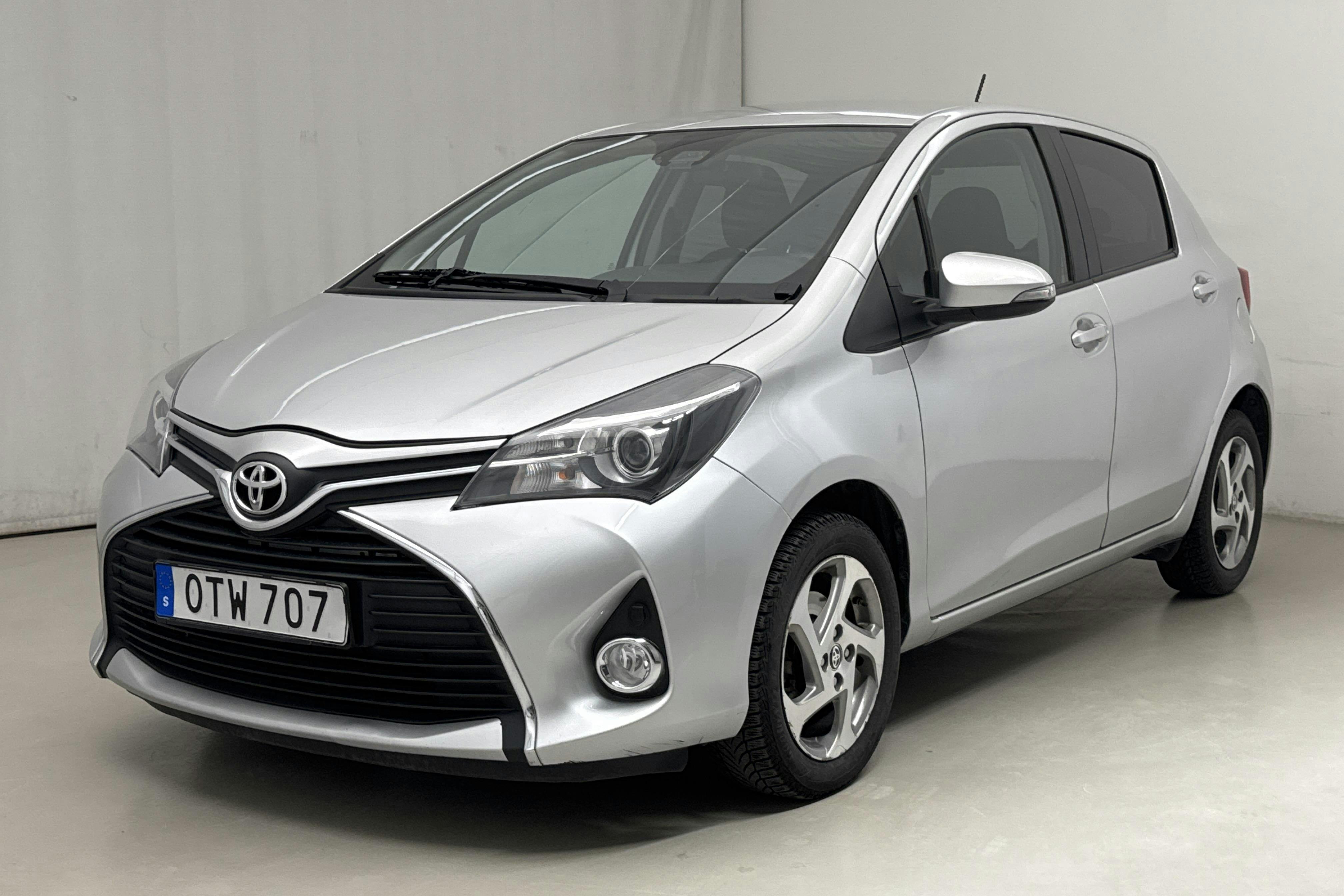 Toyota Yaris 1.33 5dr (100hk) - 10 988 mil - Manuell - silver - 2016