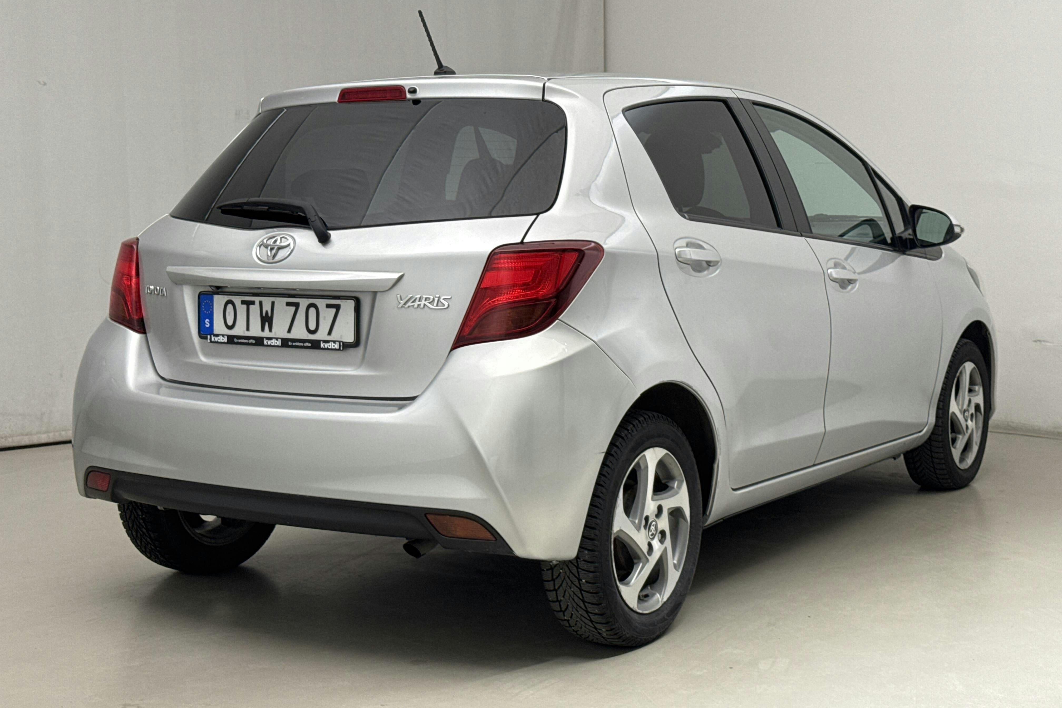 Toyota Yaris 1.33 5dr (100hk) - 109 880 km - Manual - silver - 2016