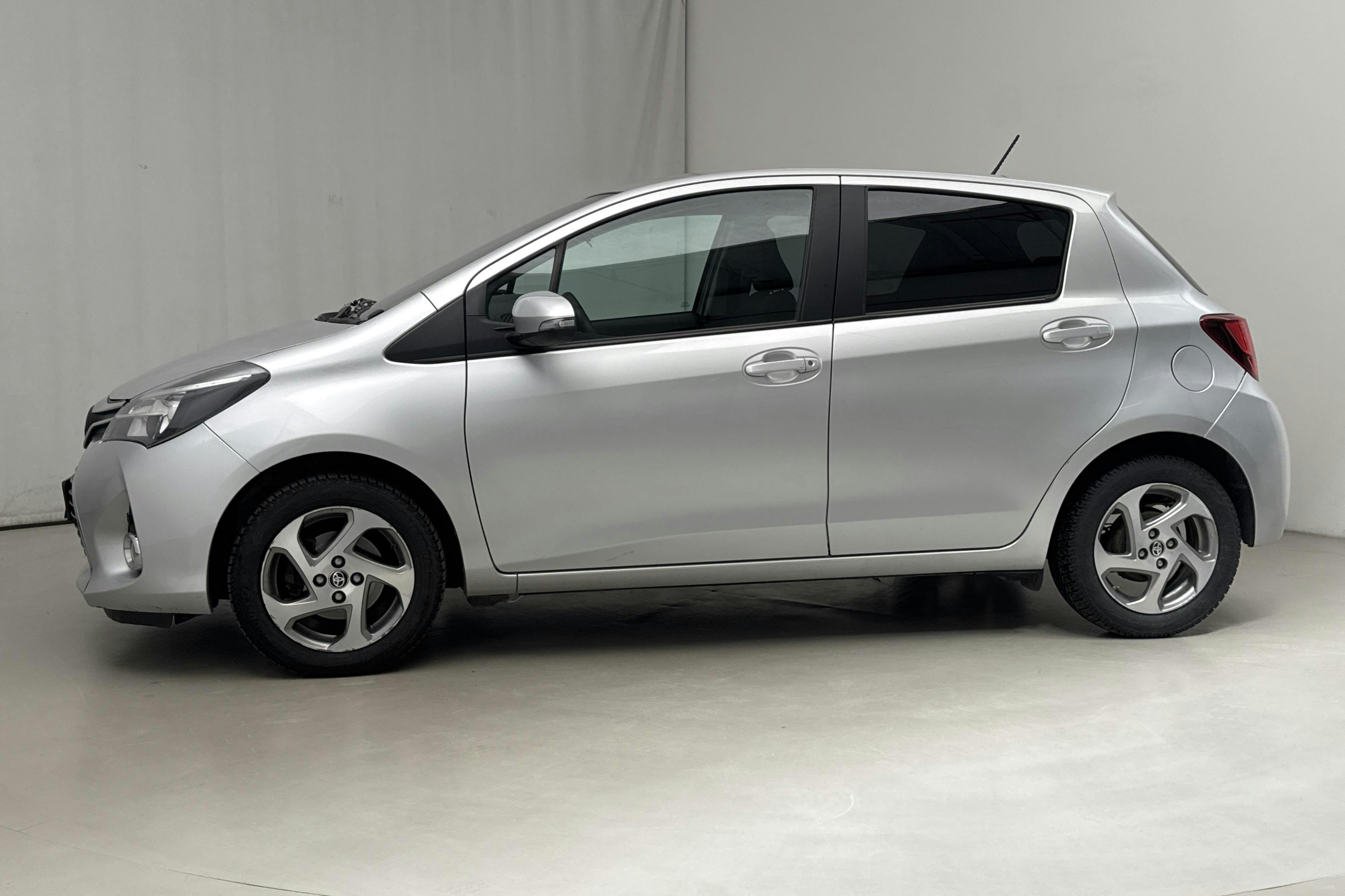 Toyota Yaris 1.33 5dr (100hk) - 109 880 km - Manual - silver - 2016