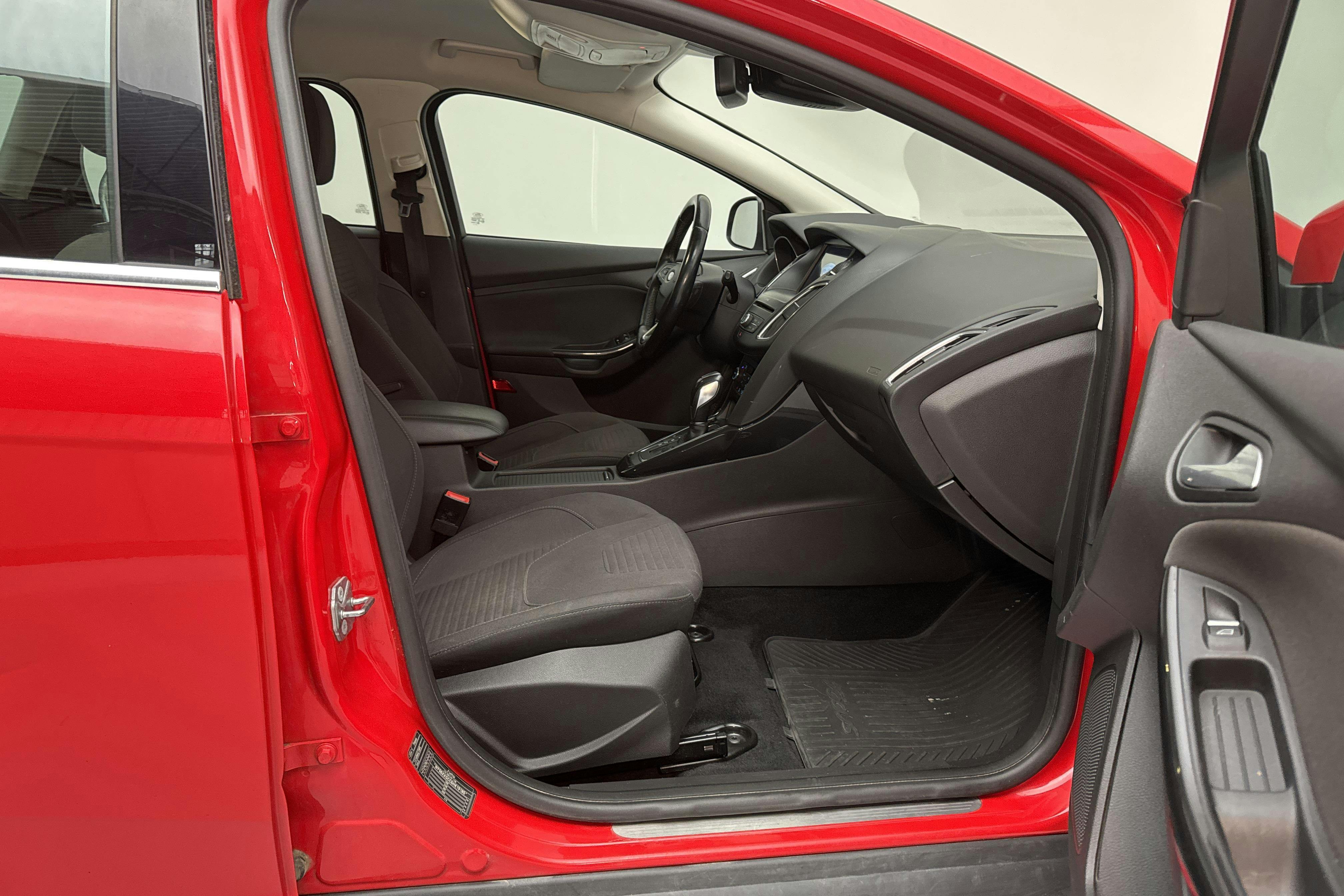 Ford Focus 1.0 EcoBoost Kombi (125hk) - 11 934 mil - Automat - röd - 2018