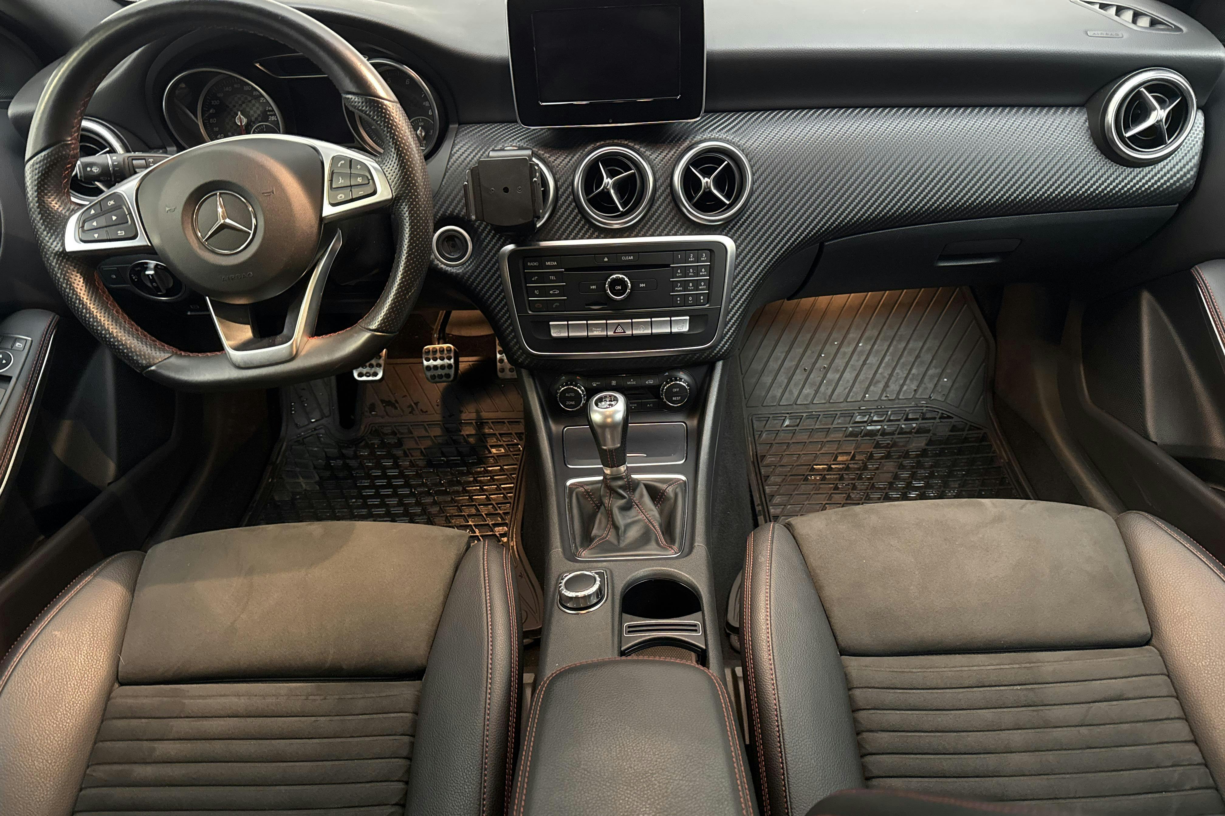 Mercedes A 200 5dr W176 (156hk) - 3 748 mil - Manuell - röd - 2017