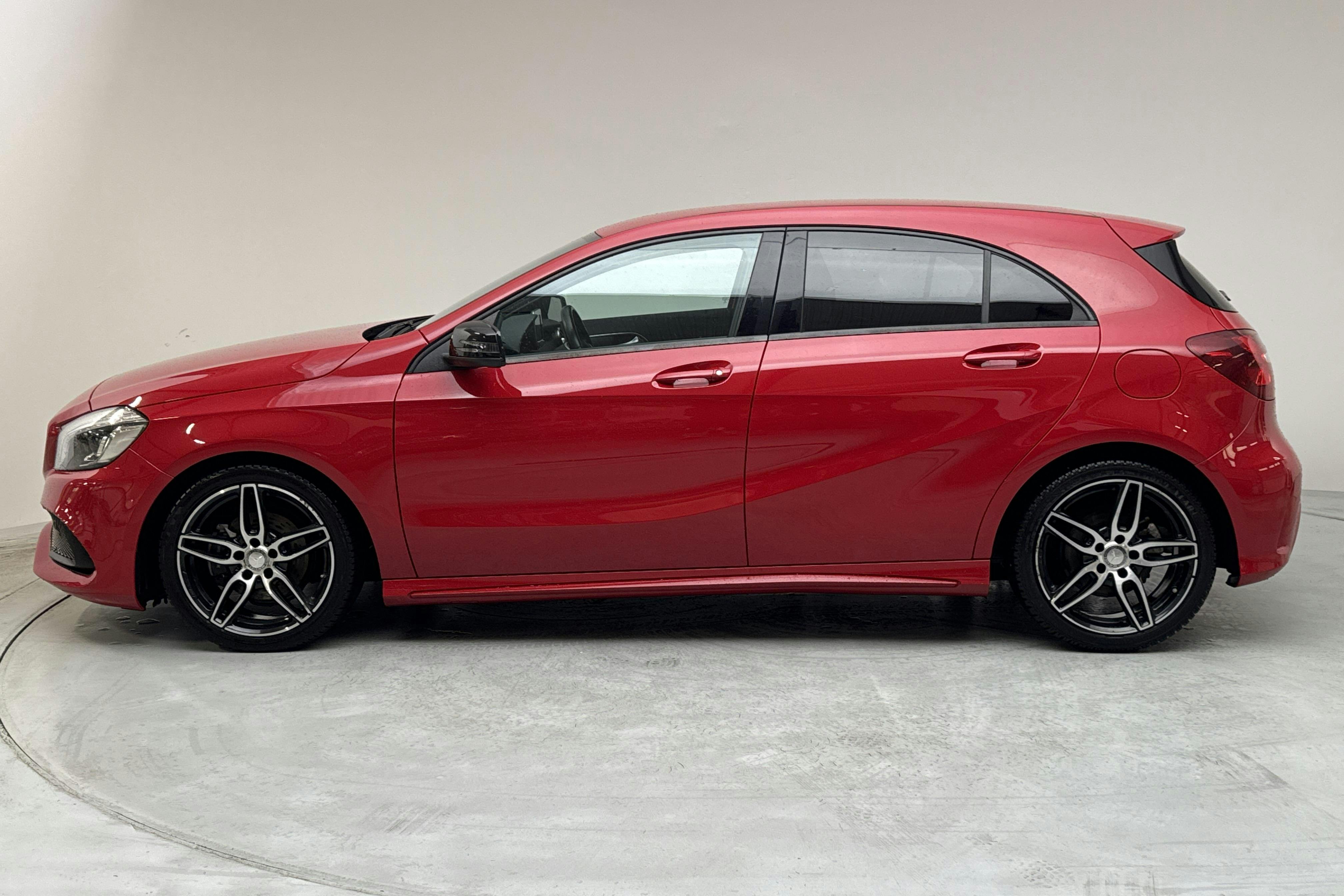 Mercedes A 200 5dr W176 (156hk) - 3 748 mil - Manuell - röd - 2017